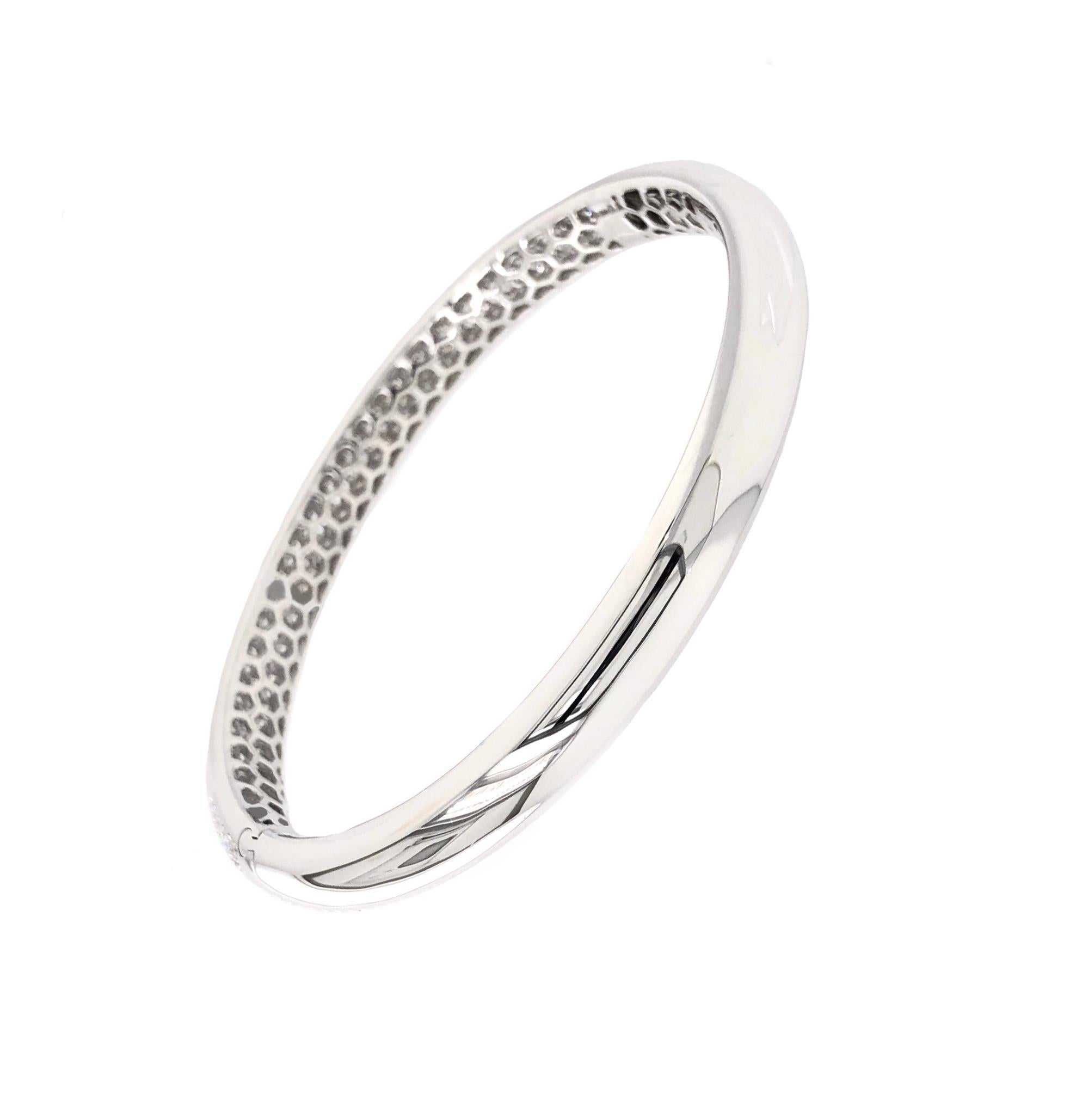 Memoire Collection Diamond Pirouette 5 Row Pavée Bangle Bracelet 18k White Gold In New Condition For Sale In Los Gatos, CA