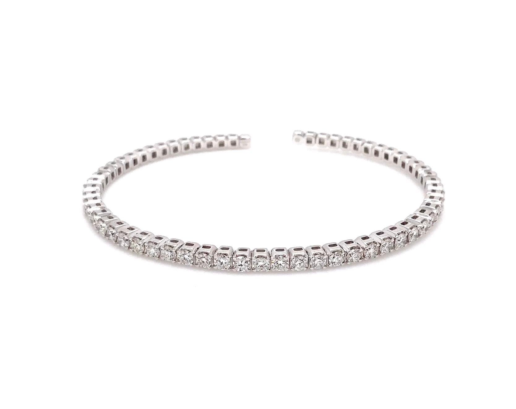 This exquisite flexi cuff from the Memoire Collection boasts 30 Round Brilliant Cut Diamonds, delivering a total of 1.50 carats of F-Colored VS1 Clarity diamonds. The diamonds' Excellent make and polish are the result of their Ideal cut, while the