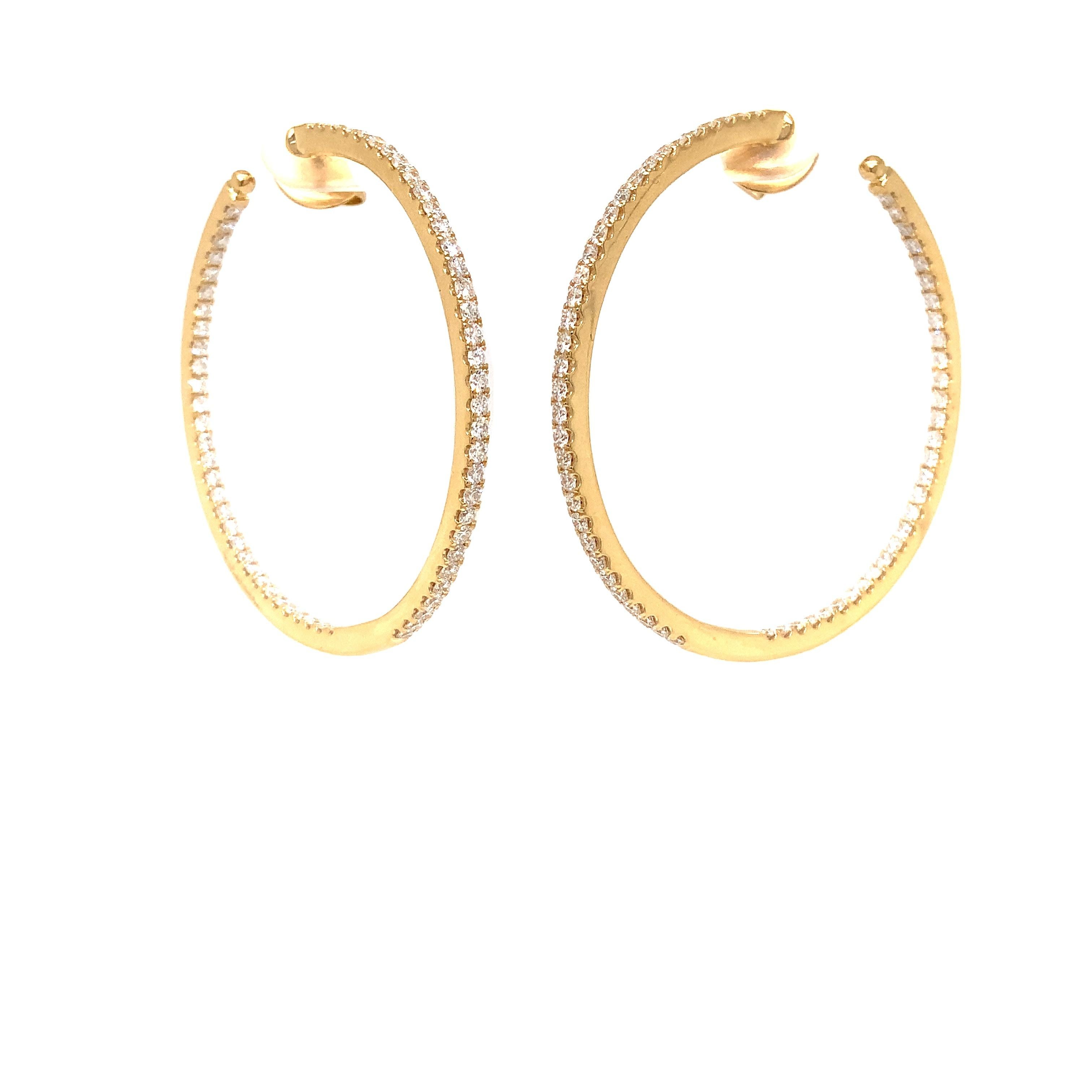 This exquisite Memoire Collection Round Shared Prong Diamond Hoop Set is artfully crafted in 18K Yellow Gold and features a post with a clutch back. Boasting 126 round diamonds, this set is weighty at 14.2 grams and measures 43mm in diameter. Its