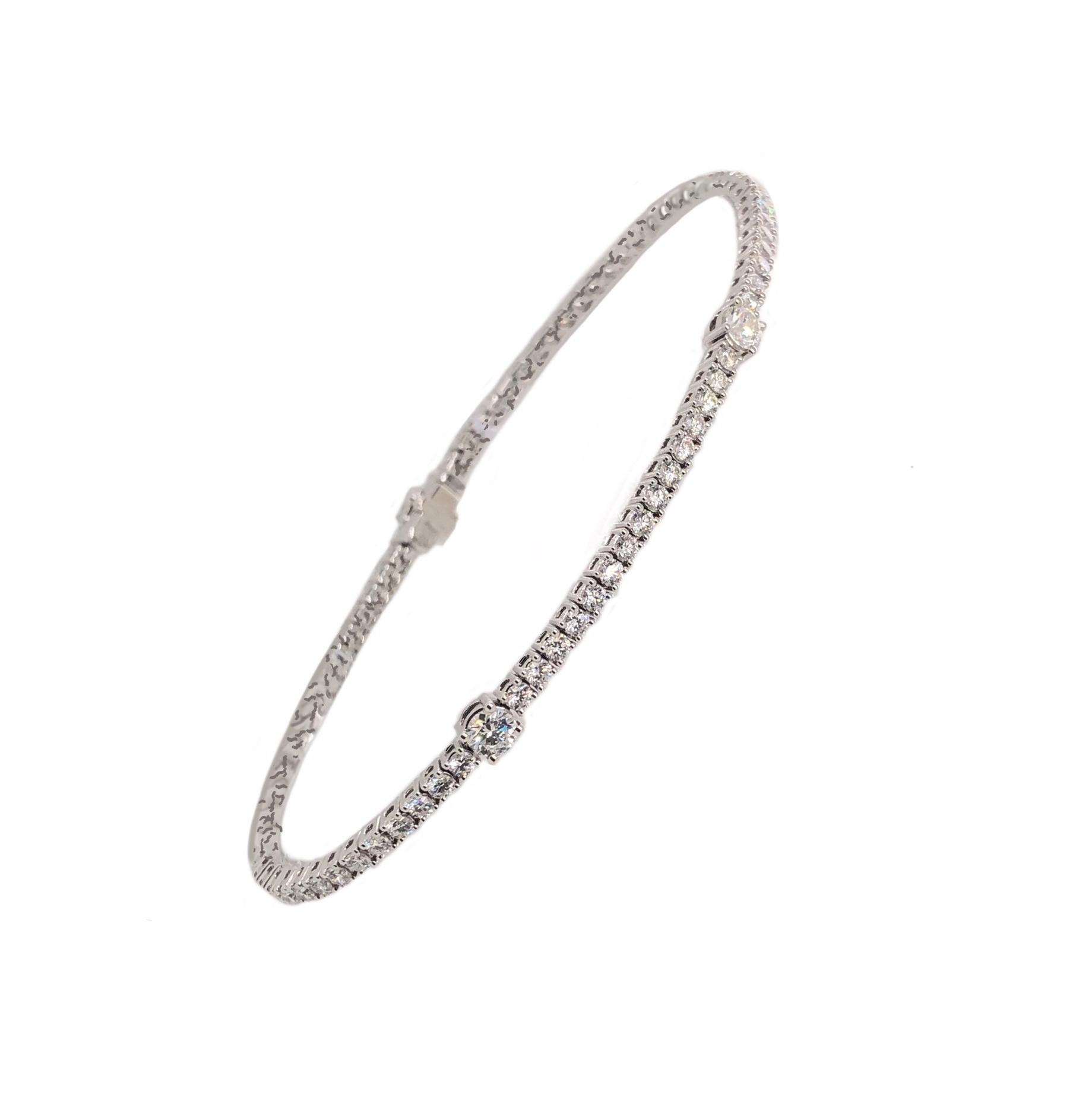 D'une conception exquise, ce bracelet Memoire Collection Station Tennis Diamond est fabriqué en or blanc 18 carats et mesure 7 pouces de long pour une masse totale de 8,1 grammes. Il se compose de 80 diamants ronds de taille brillante d'un poids