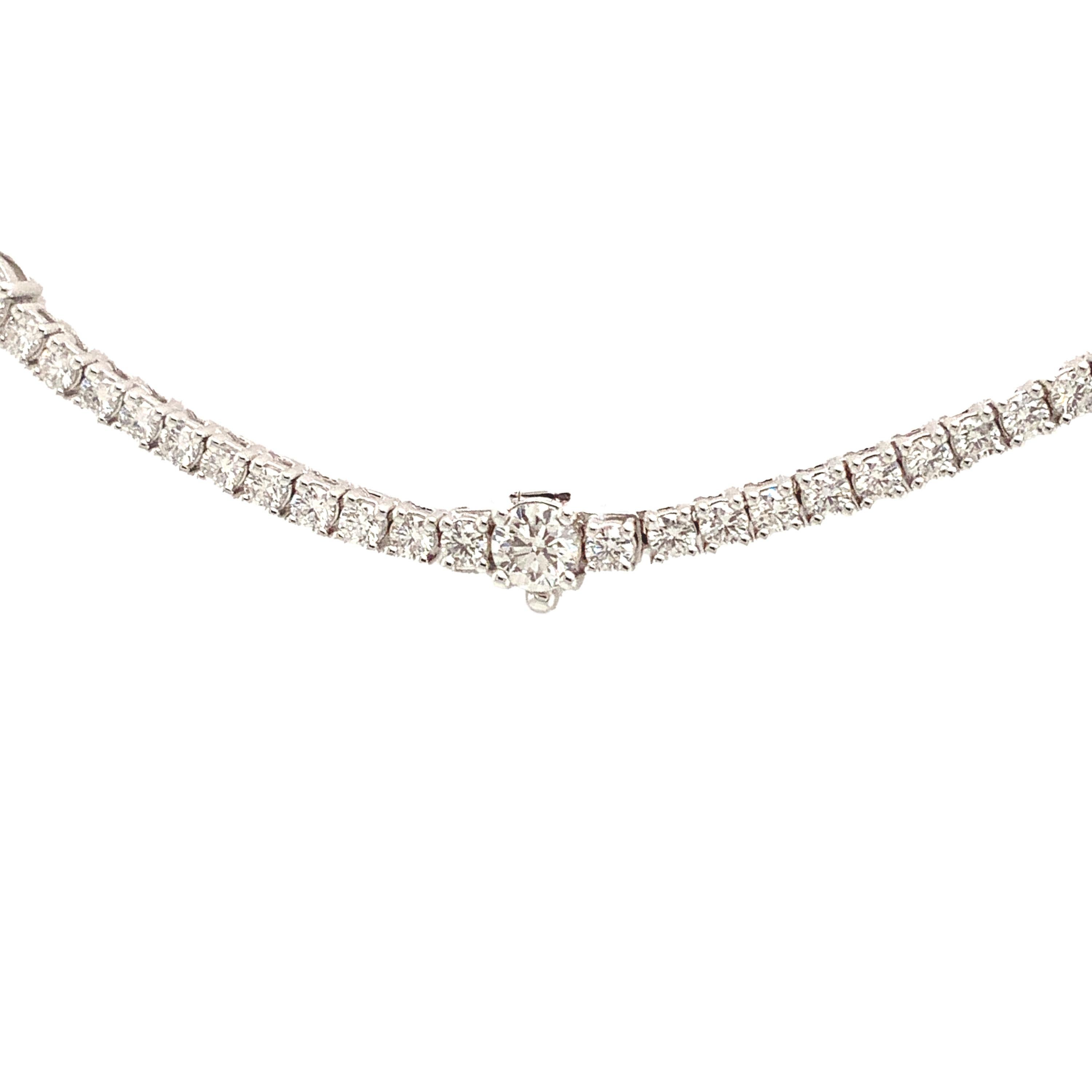 Taille brillant Mémoire de diamant  Collier de tennis station en or blanc 18 carats  6,42 carats de diamants en vente