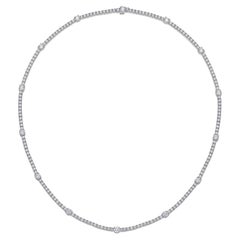 Mémoire de diamant  Collier de tennis station en or blanc 18 carats  6,42 carats de diamants