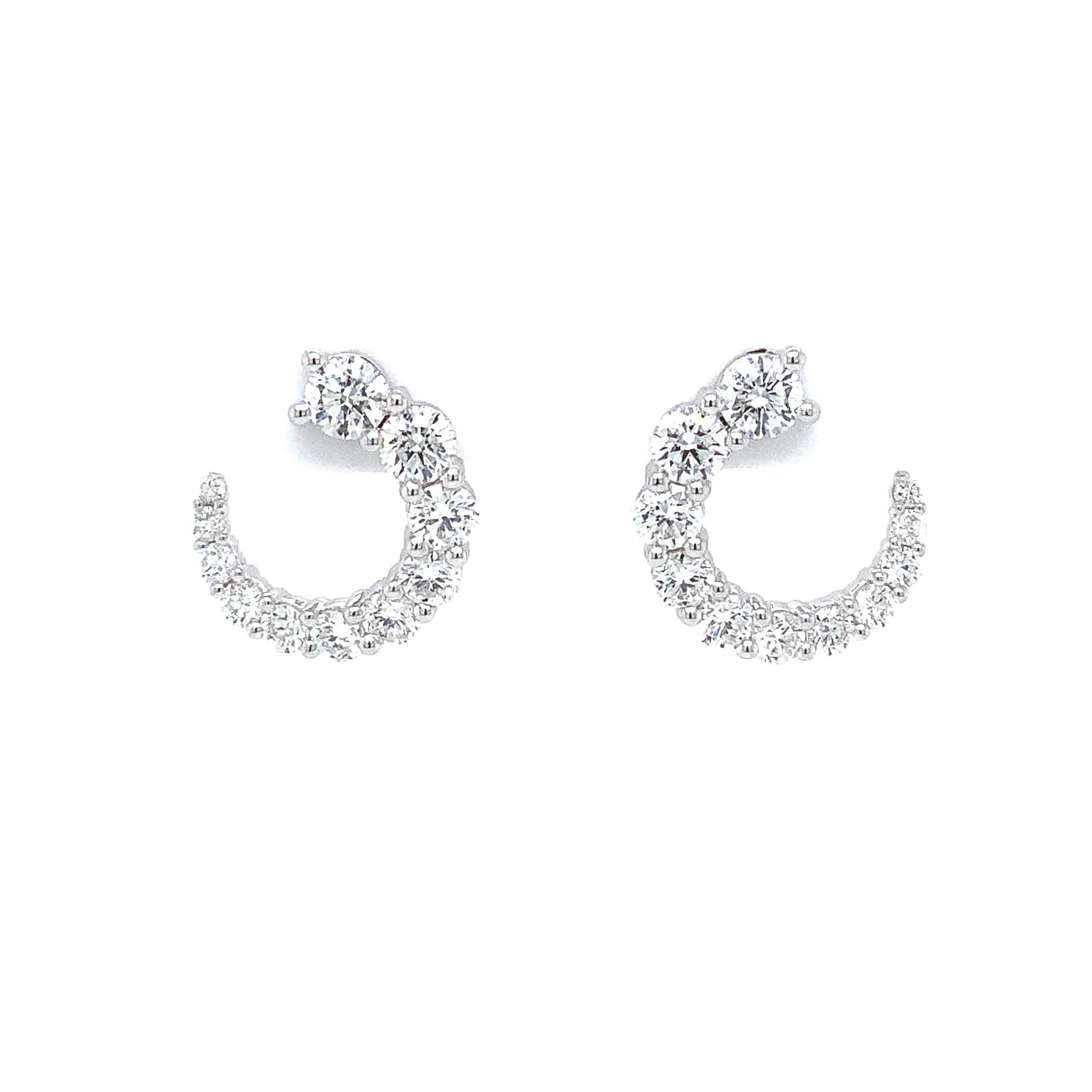 Art déco Boucles d'oreilles en or blanc 18 carats avec diamants de la collection Luna Wrap (1,30 ct. pt.) en vente