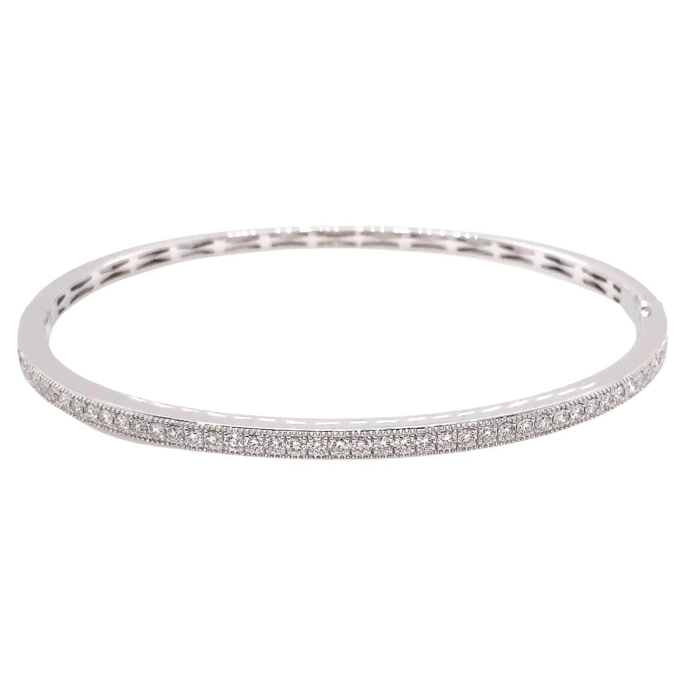 Bracelet jonc à charnière Memoire Milgrain blanc 18 carats avec diamants taille brillant rond 0,76 carat poids total en vente