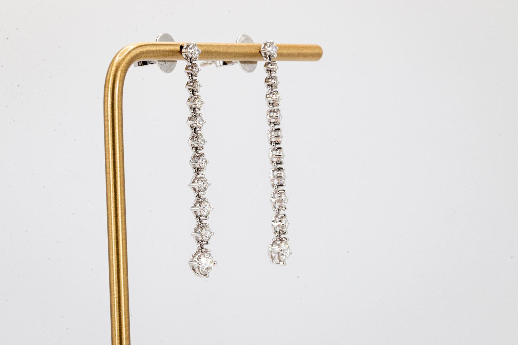 Orecchini Memoire con diamanti tondi e brillanti in oro bianco 18 carati

Questi squisiti orecchini a goccia con diamante Memoire, che emanano una raffinatezza senza tempo, sono realizzati in oro bianco 18 carati e offrono un perfetto equilibrio tra