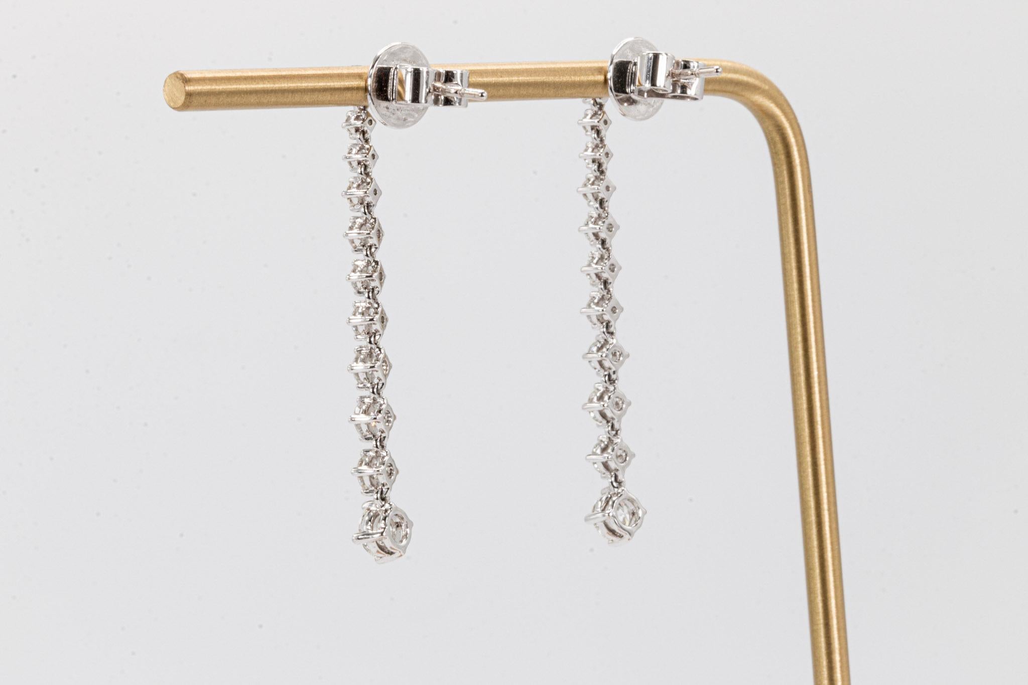 Taglio rotondo Orecchini Memoire con diamanti tondi e brillanti in oro bianco 18 carati in vendita