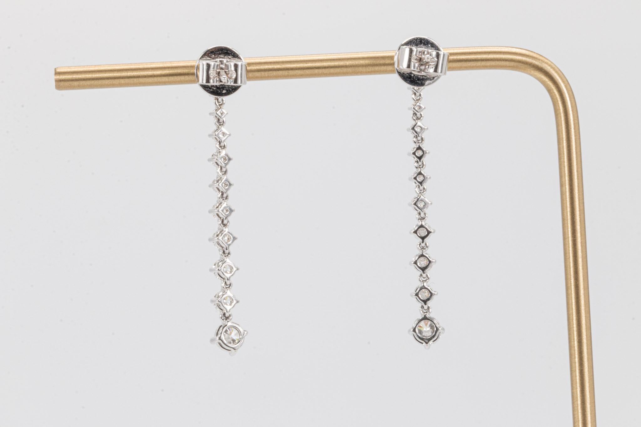 Orecchini Memoire con diamanti tondi e brillanti in oro bianco 18 carati In condizioni buone in vendita a Houston, TX