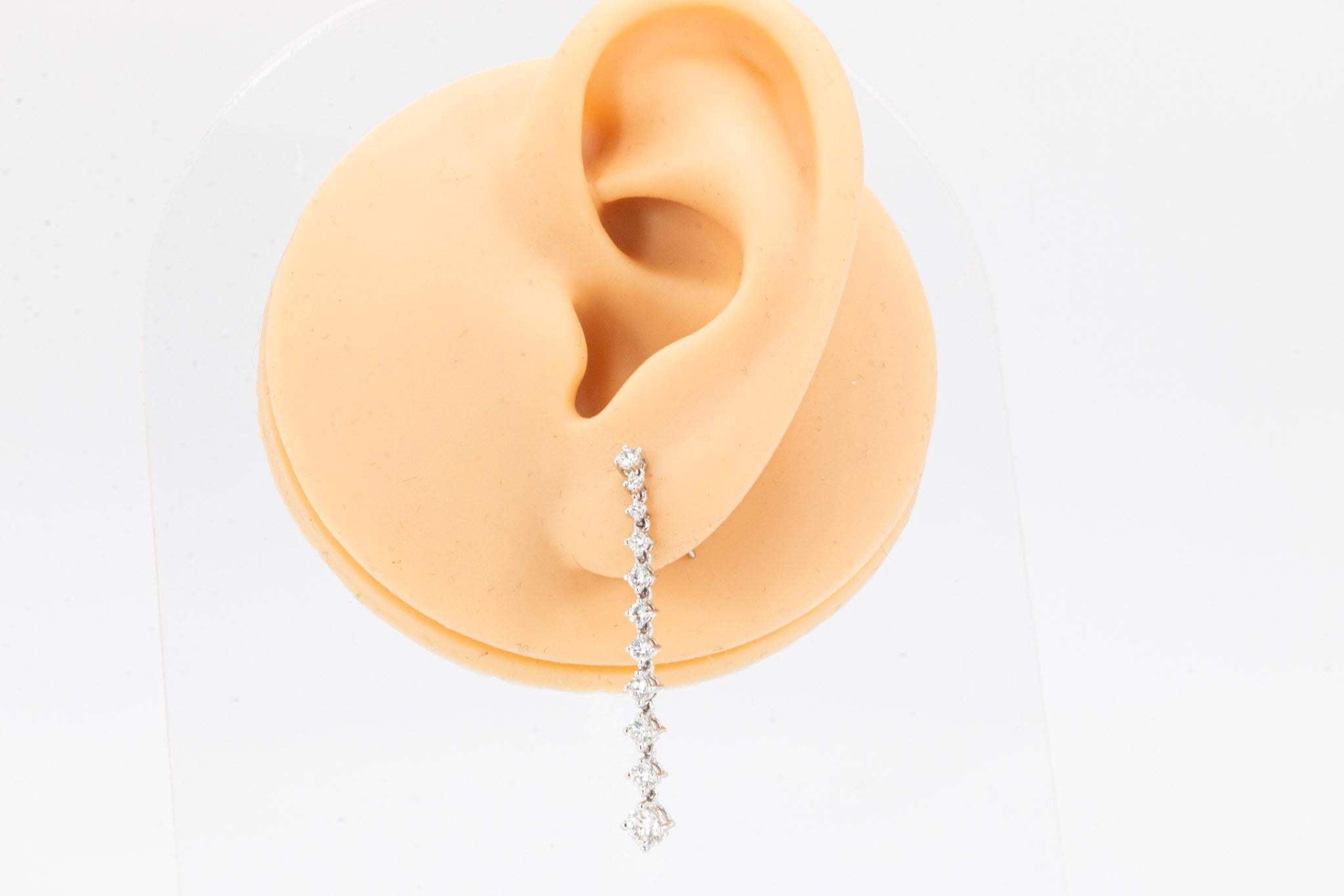 Donna Orecchini Memoire con diamanti tondi e brillanti in oro bianco 18 carati in vendita