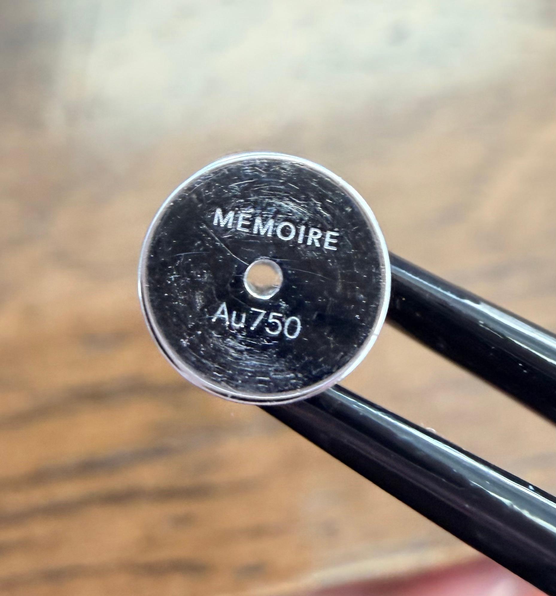 Orecchini Memoire con diamanti tondi e brillanti in oro bianco 18 carati in vendita 1