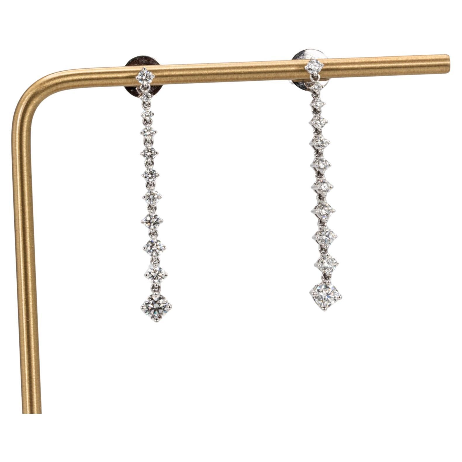 Orecchini Memoire con diamanti tondi e brillanti in oro bianco 18 carati in vendita