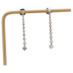 Orecchini Memoire con diamanti tondi e brillanti in oro bianco 18 carati