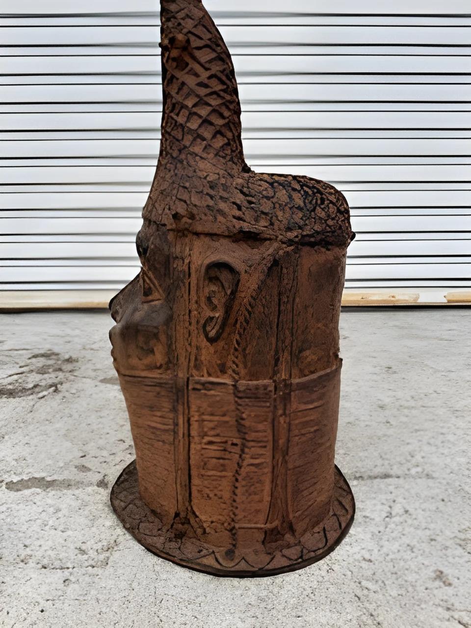 Ottimo calco di una testa di bonzo del Benin, probabilmente della metà del XX secolo
Dalla tribù africana del Benin proviene questa bellissima testa di bronzo.