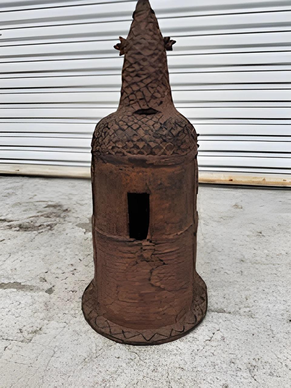 Beninese Grande busto patinato commemorativo in bronzo fuso del Benin in vendita