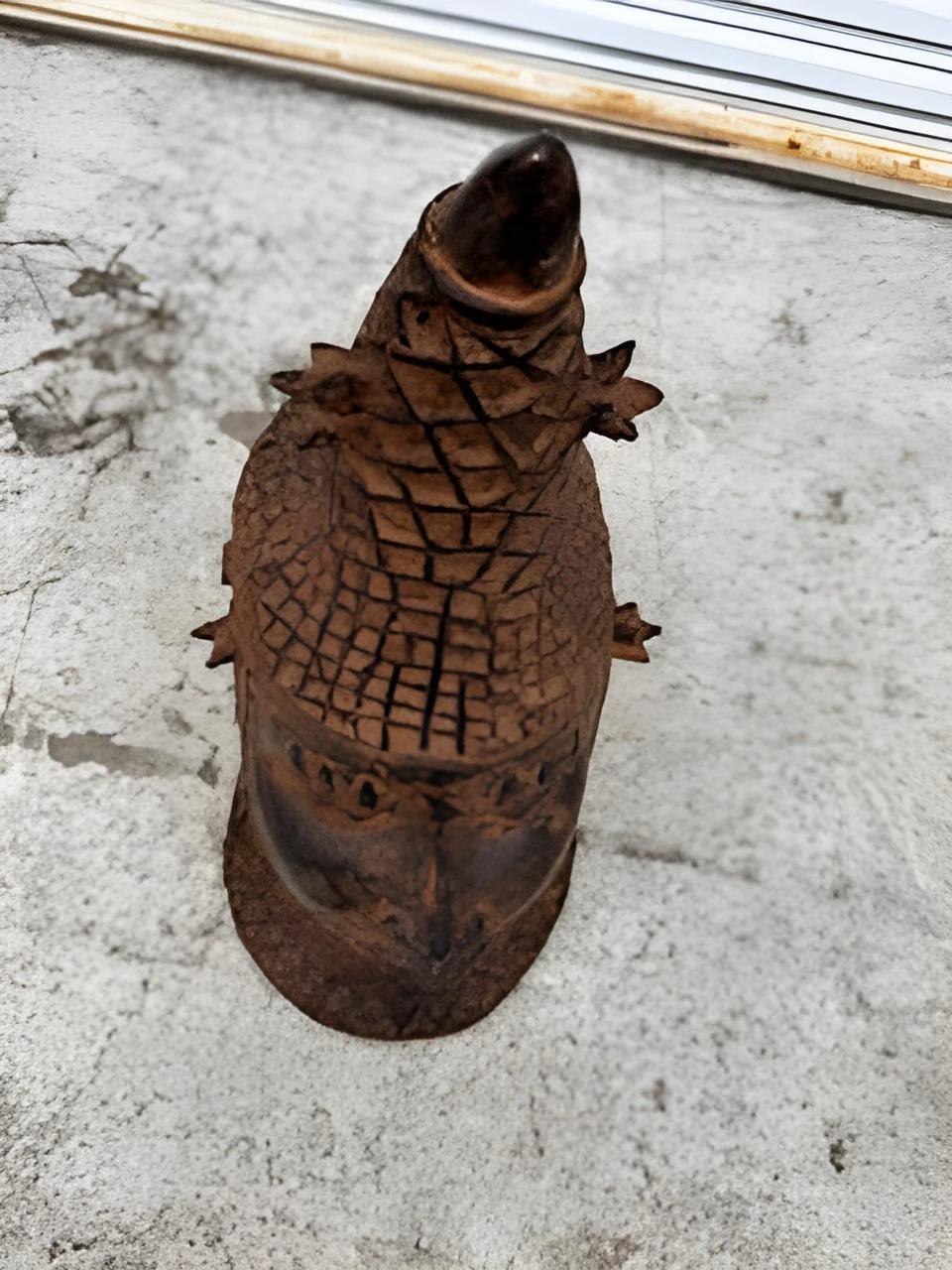XX secolo Grande busto patinato commemorativo in bronzo fuso del Benin in vendita