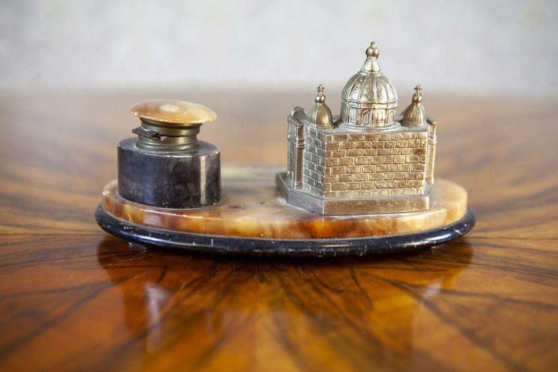 Memorial Marble Inkwell from the Early 20th Century

A marble inkwell with a recess for a pen, adorned with a metal miniature of St. Peter's Basilica and an inkwell container. The marble bears the inscription 