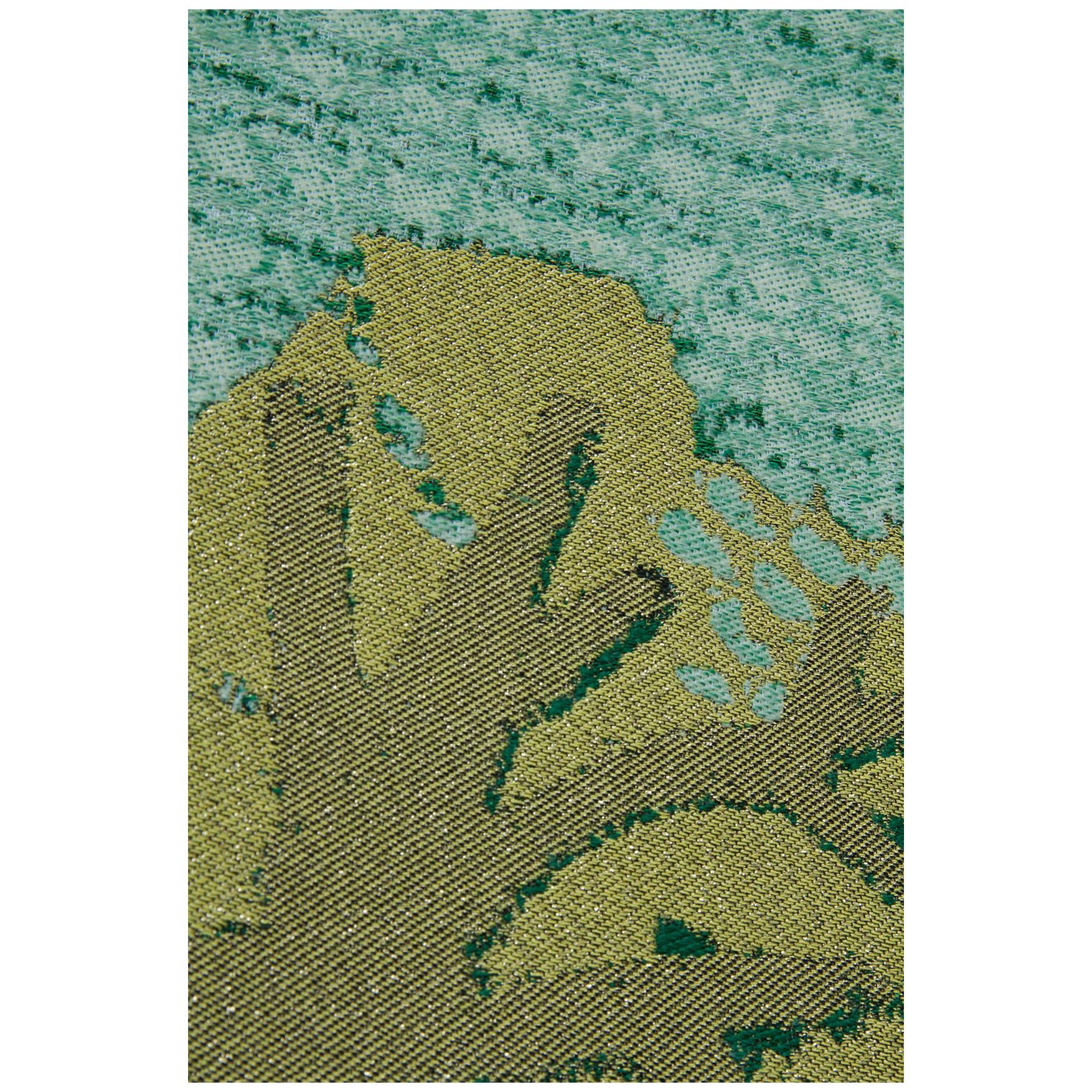 Originalkunstwerk von Kiki van Eijk.
Diese Wandteppiche erinnern an holländische Landschaften, in deren Zentrum jeweils ein aus Goldfäden gewebter Baum steht. Jedes Panorama zielt darauf ab, die verschiedenen Facetten und Qualitäten der Natur durch