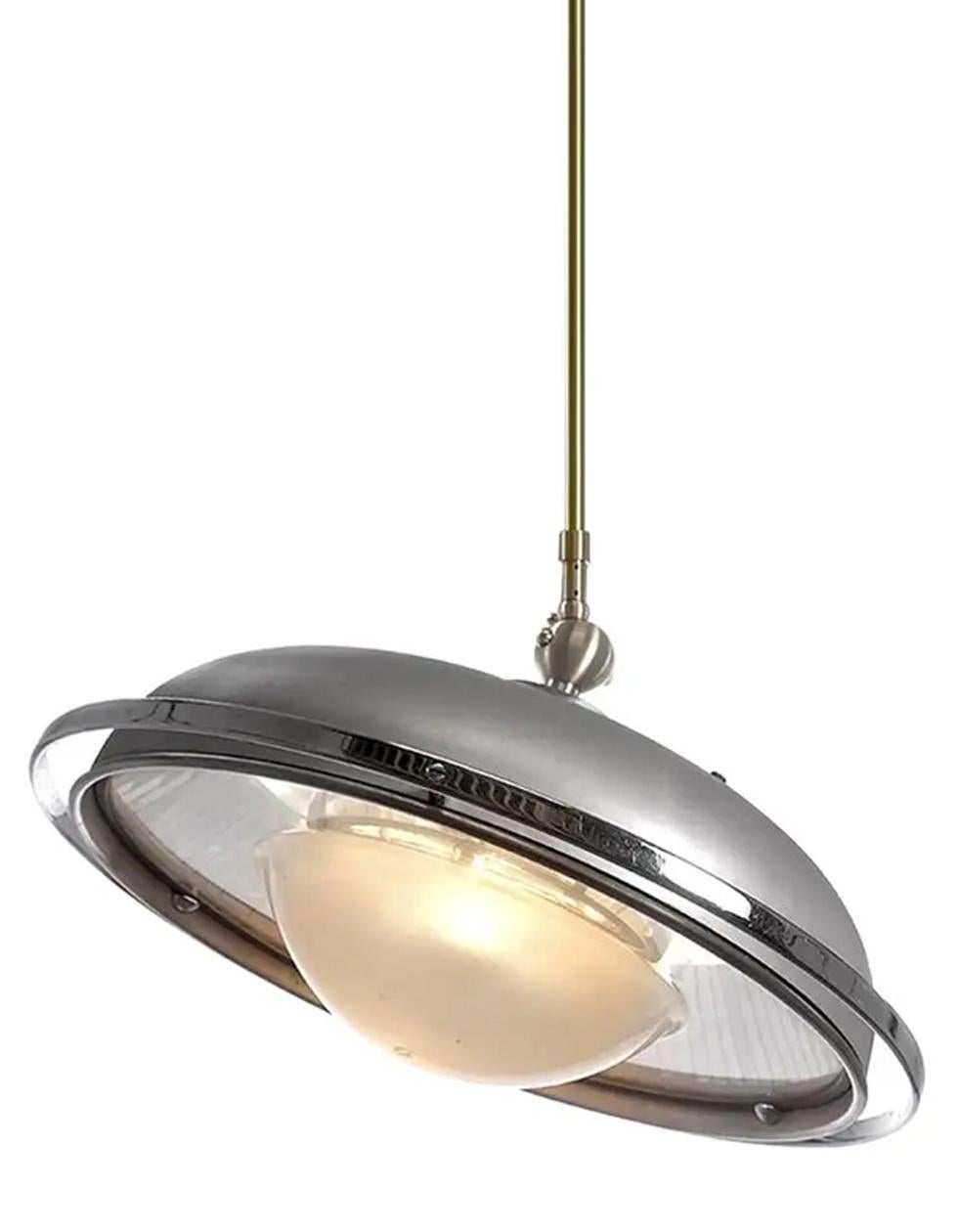 Estas raras lámparas de quirófano francesas Scialytique son muy difíciles de encontrar. Hay casi 100 espejos individuales empotrados a mano en cada uno de ellos. Todo rodea a una única bombilla Edison. Hay que ver la luz amplificada que produce esta