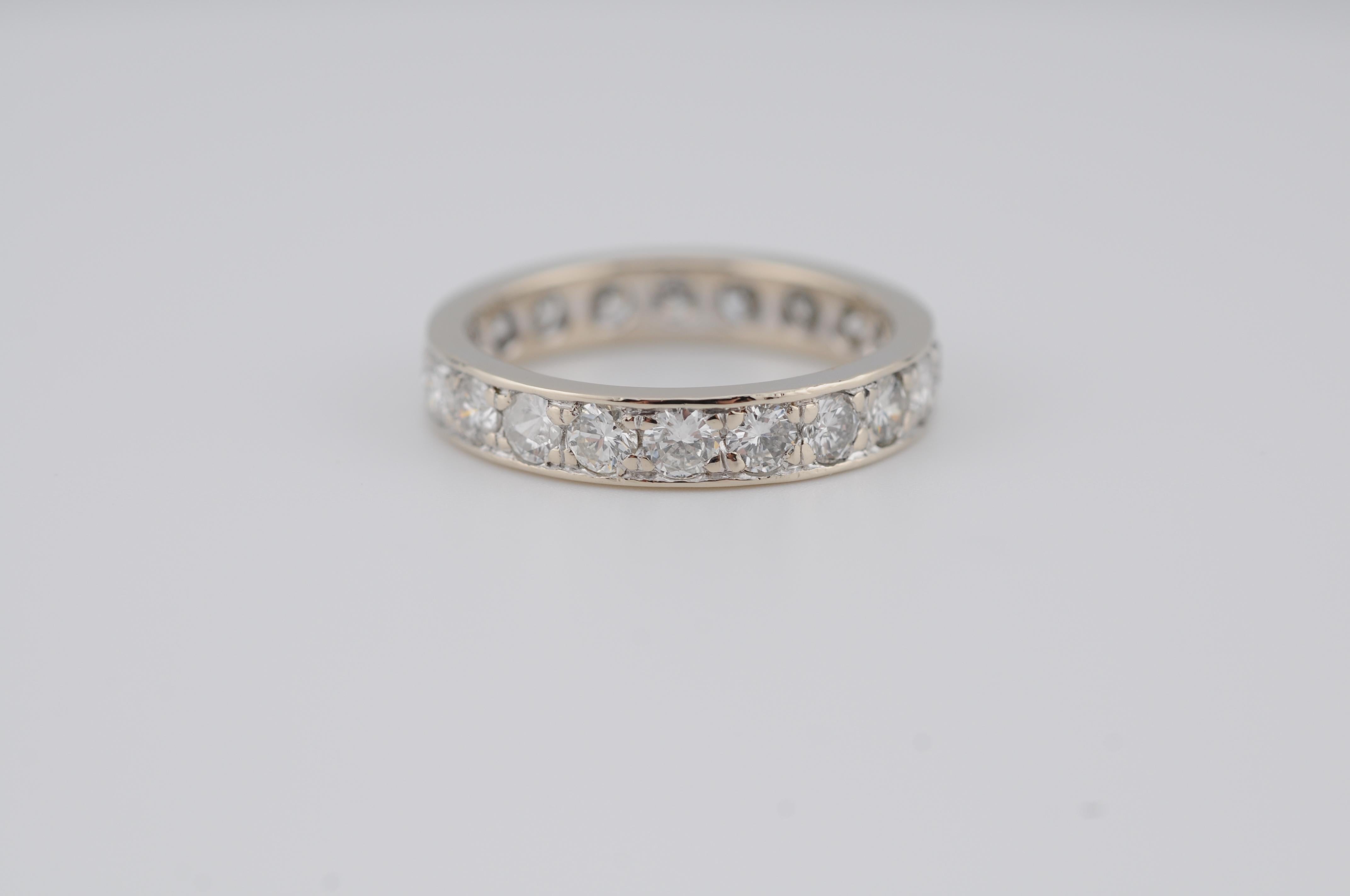 Aesthetic Movement Memory Ring with Diamonds in 18k whitegold