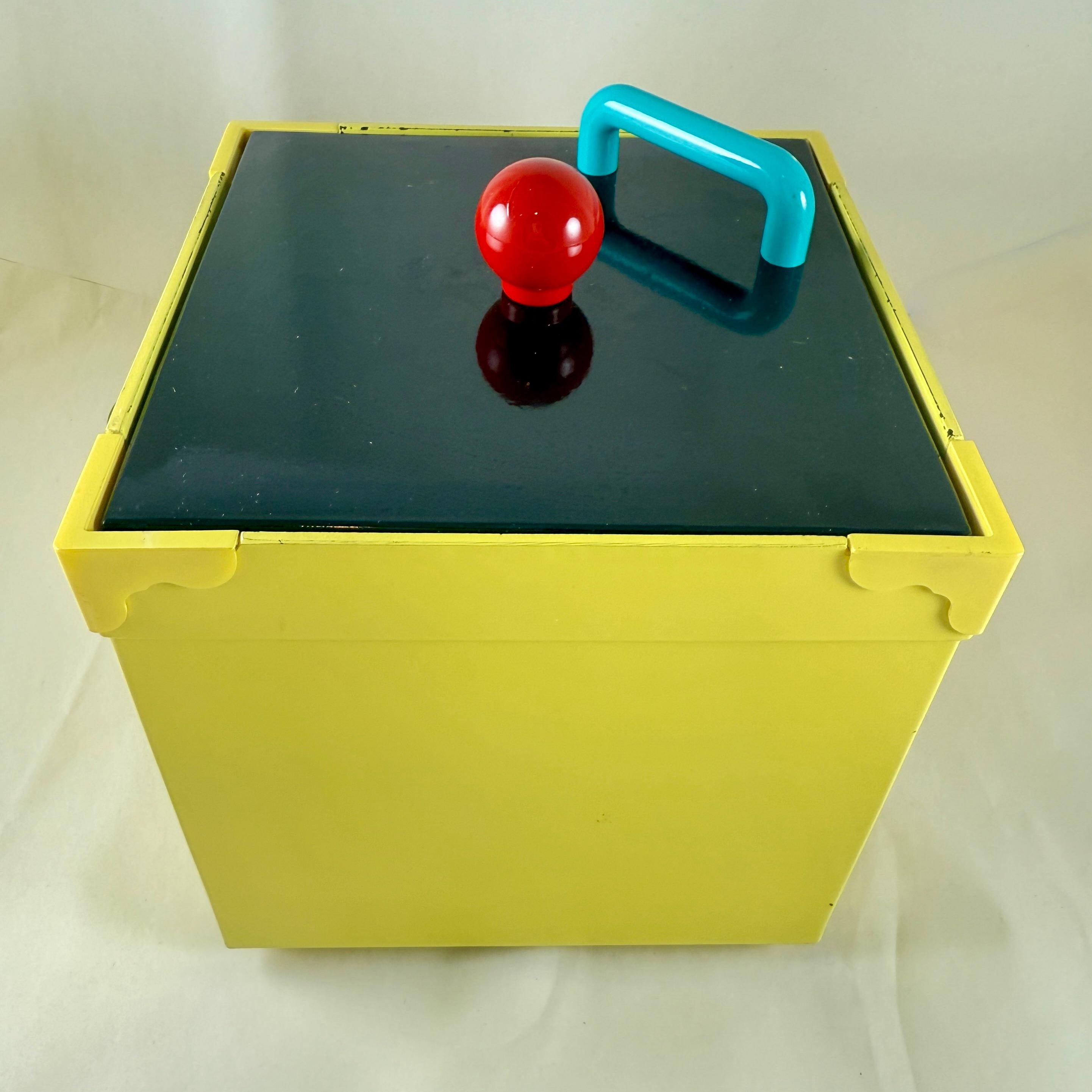 Memphasis Stripes Pattern Post Modern Lacquer Ice Bucket In Good Condition For Sale In Philadelphia, PA