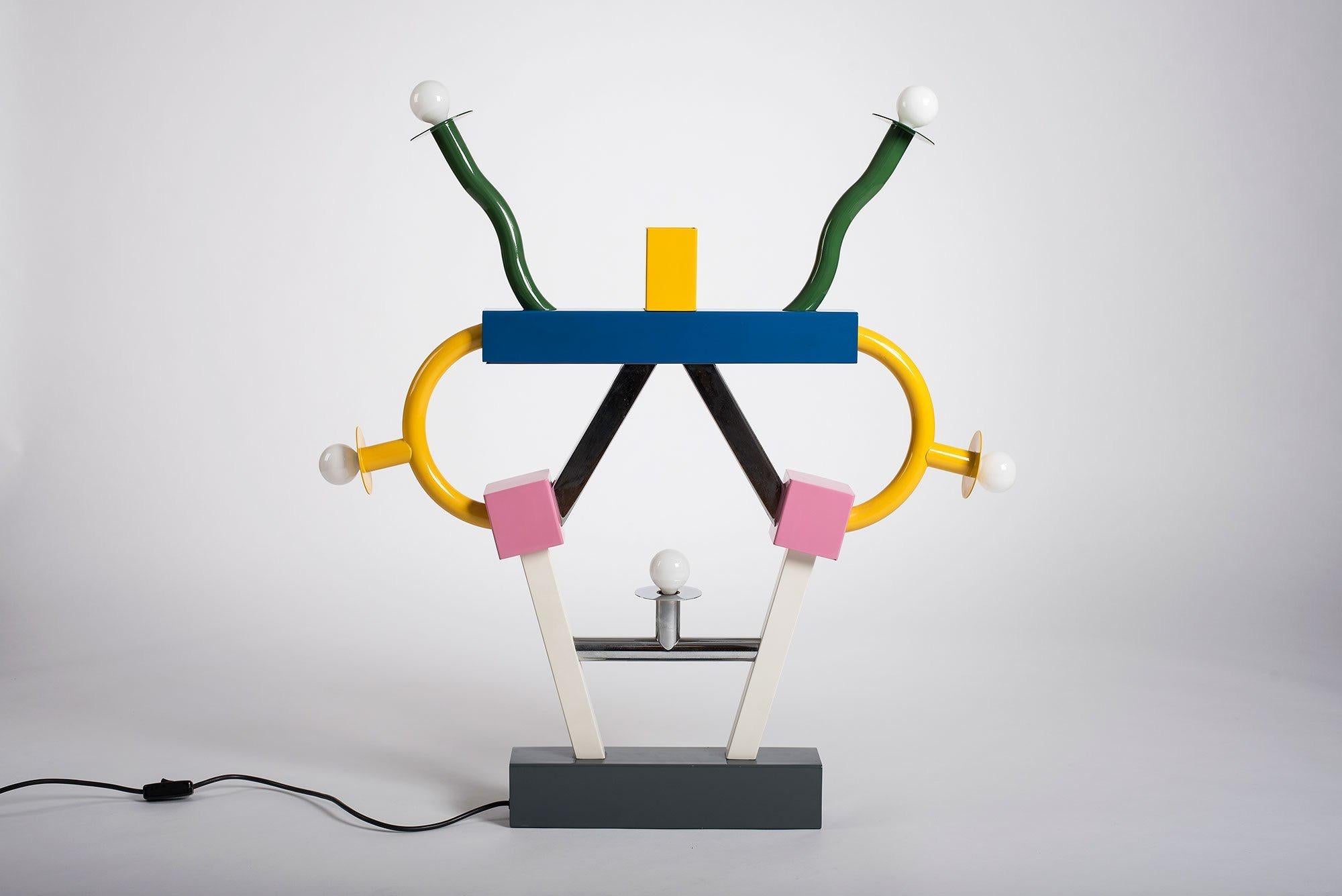 ASHOKA de Ettore Sottsass, que toma su nombre del emperador del Imperio Maurya, se asemeja a una pila inestable de formas geométricas lúdicas. Aunque parezca 