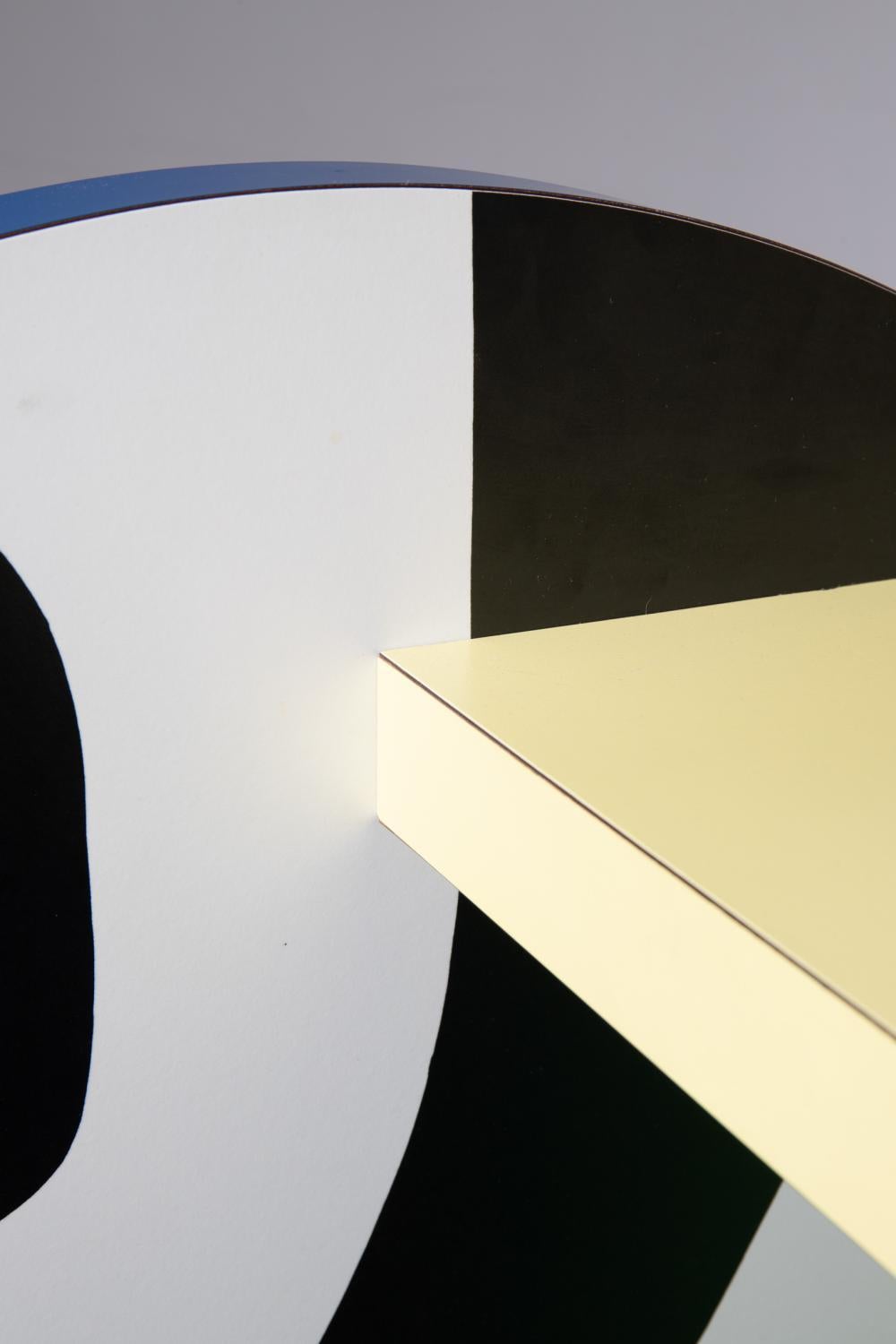 Cette table d'appoint ludique et éclectique a été conçue en 1984 par Michele De Lucchi. La silhouette unique de cette pièce est fabriquée en bois d'ingénierie et en plastique. Il se compose d'une base combinant un rectangle vert et un grand cercle