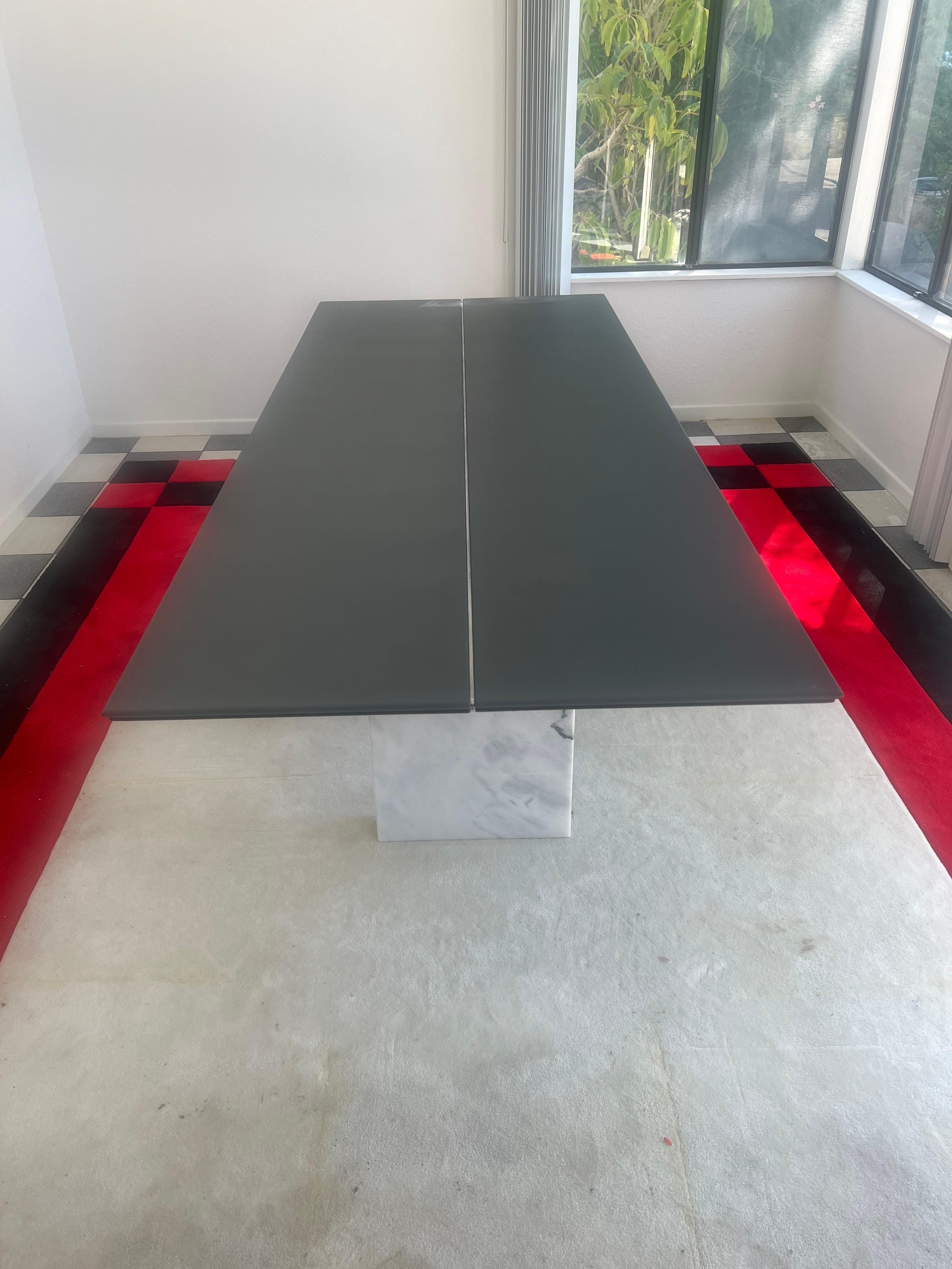 Italian Memphis Design dining table circa 1980s For Sale