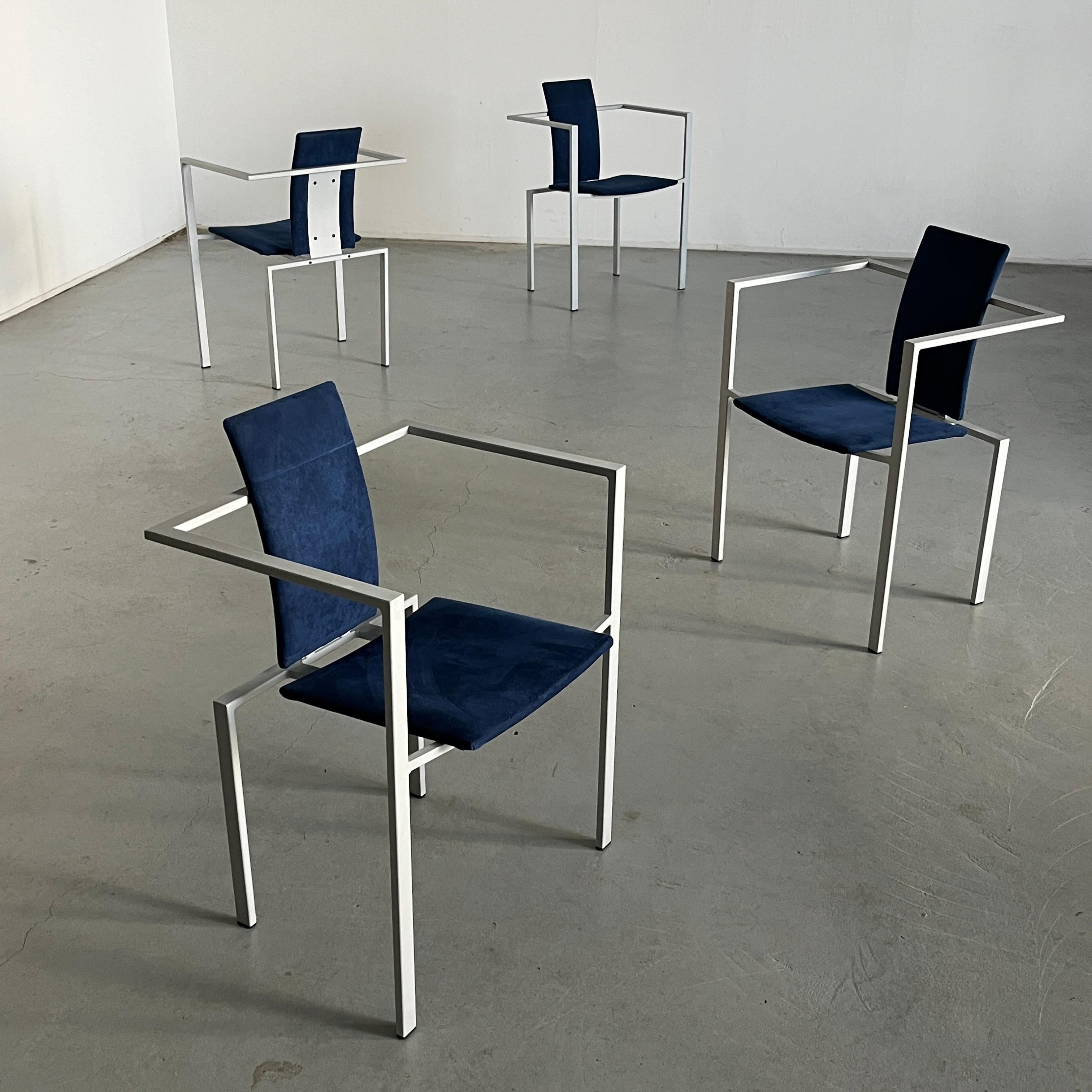 Una delle quattro sedie in metallo e tessuto imbottito progettate negli anni '80 in Germania da Karl Friedrich Förster per KFF, la sua omonima azienda manifatturiera. Design unico, geometrico e influenzato da Memphis. Queste quattro sedie hanno un