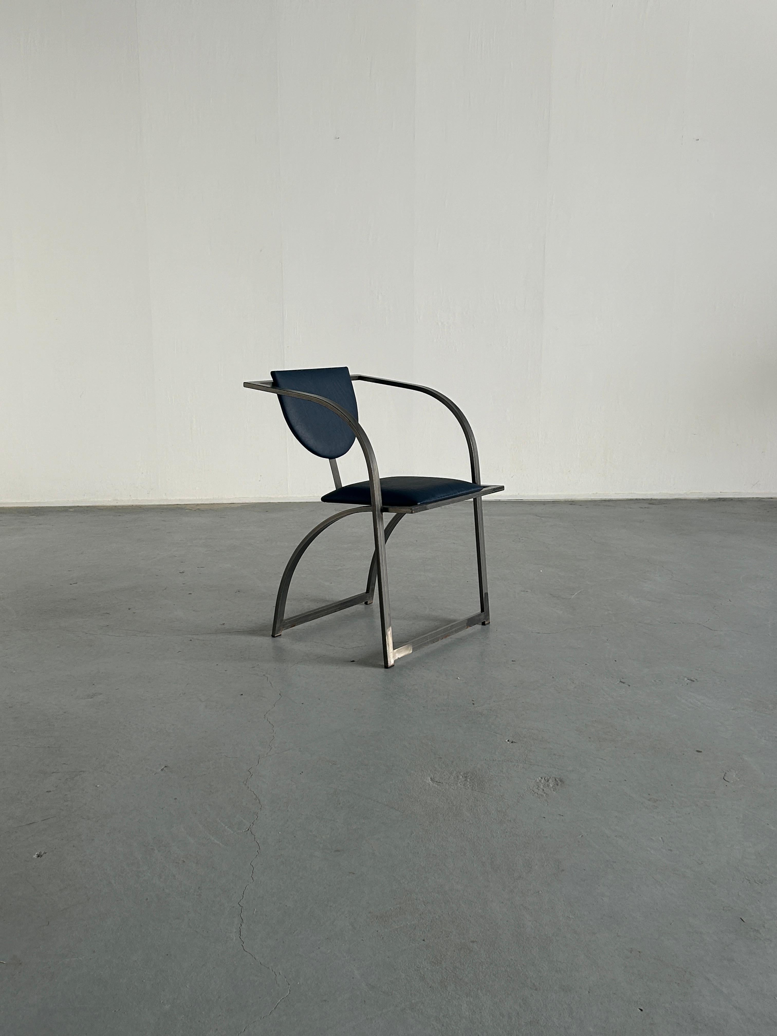 Chaise postmoderne en acier verni et revêtement en faux cuir bleu foncé, modèle 