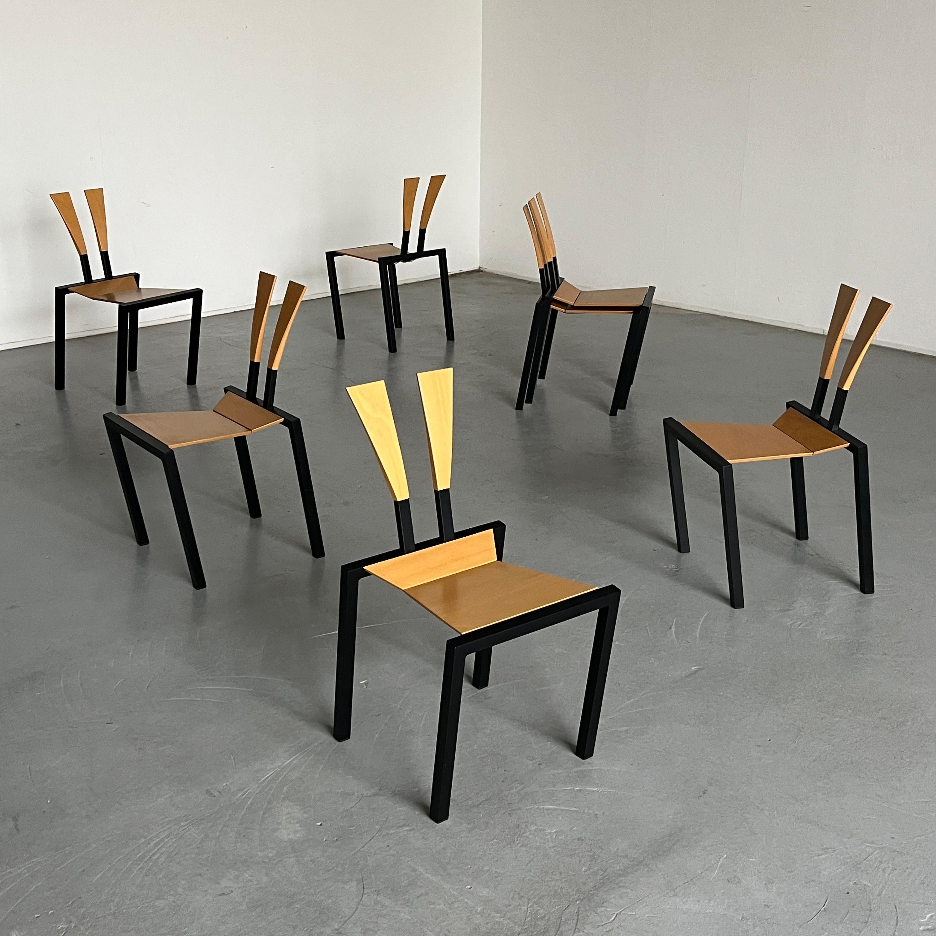 L'une des sept chaises postmodernes en acier et en contreplaqué conçues dans les années 1980 en Allemagne par Karl Friedrich Förster pour KFF, sa propre entreprise de fabrication. Design/One unique, géométrique et influencé par Memphis.

En très bon
