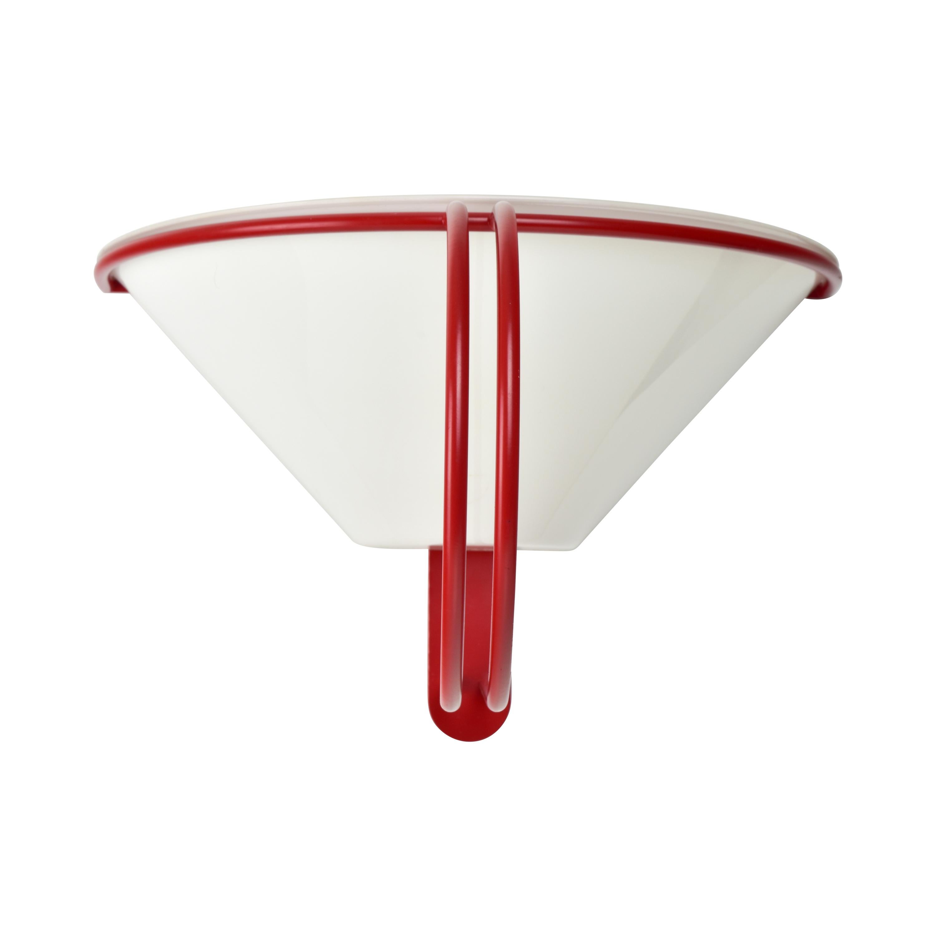 Este extraordinario aplique ecléctico, atribuido al movimiento Memphis Design, encarna una sorprendente mezcla de estética modernista y diseño lúdico. La lámpara tiene una distintiva forma cónica hecha de acrílico blanco, acentuada por atrevidos
