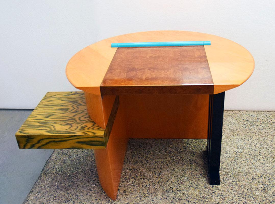 Sophia desk design Aldo Cibic for Memphis Milano 1985.
In solid wood, briar and laminate with metal foot.
One drawer and upper storage compartment.
In excellent condition.