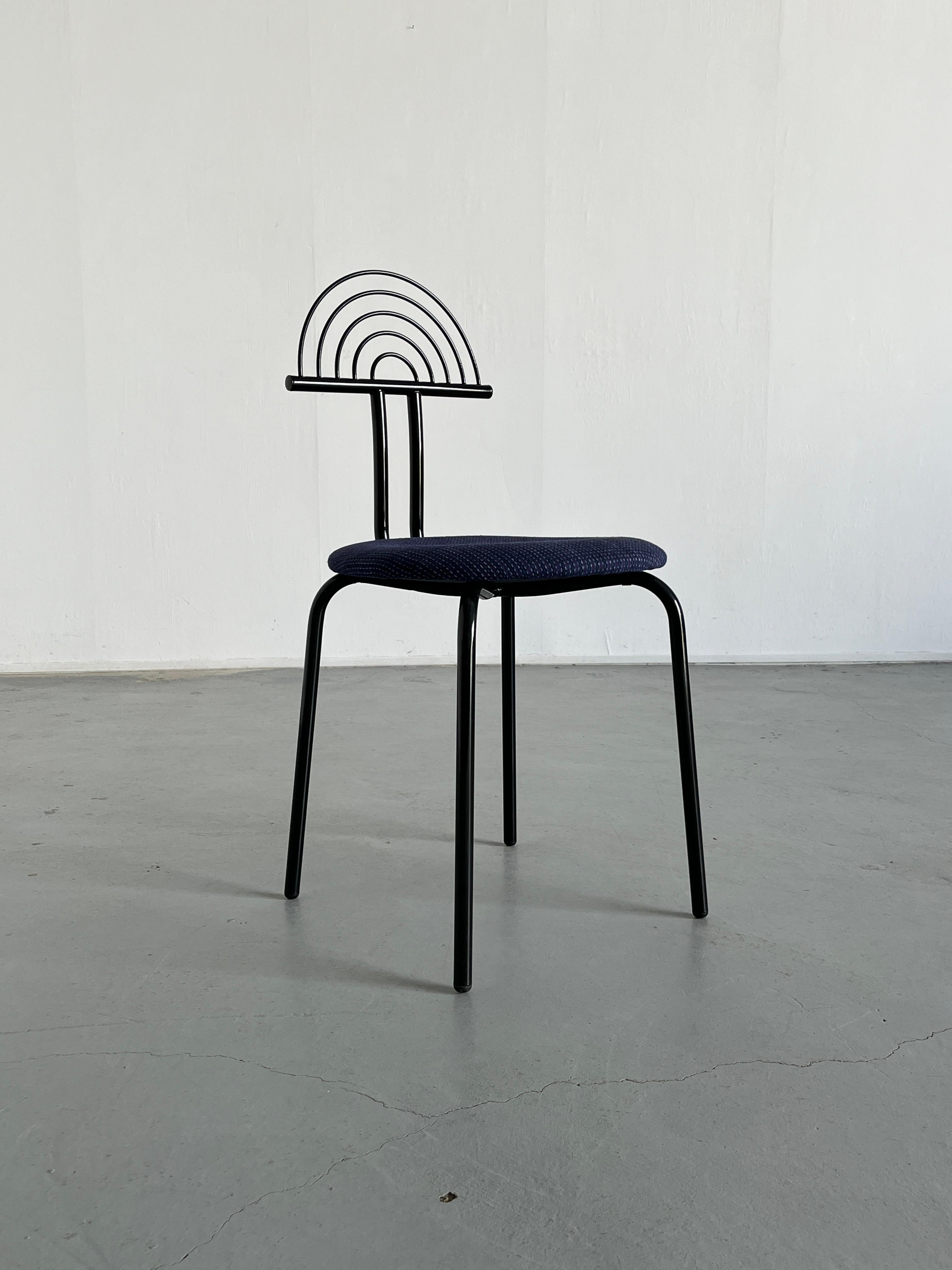 A unique vintage postmodern Memphis era dining chair or accent chair, made from metal, with a crescent curved metal backrest and upholstered in a postmodern purple-blue striped upholstery.

Excellent vintage condition with minimal expected signs of