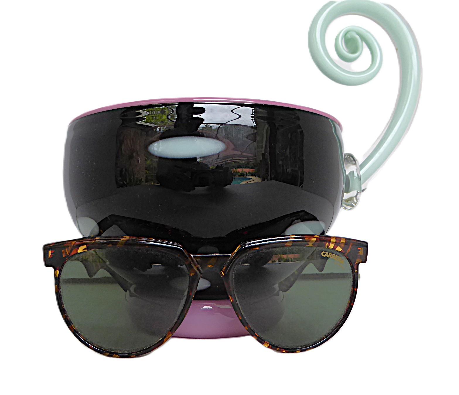  Beautiful and delicate Memphis era Pinkwater Glass Studio blown colored glass bowl with handle from 1988. Bowl in solid black glass with pale blue-gray oblong designs on the outside, plum color rim and sitting on a plum color ring shaped base. The