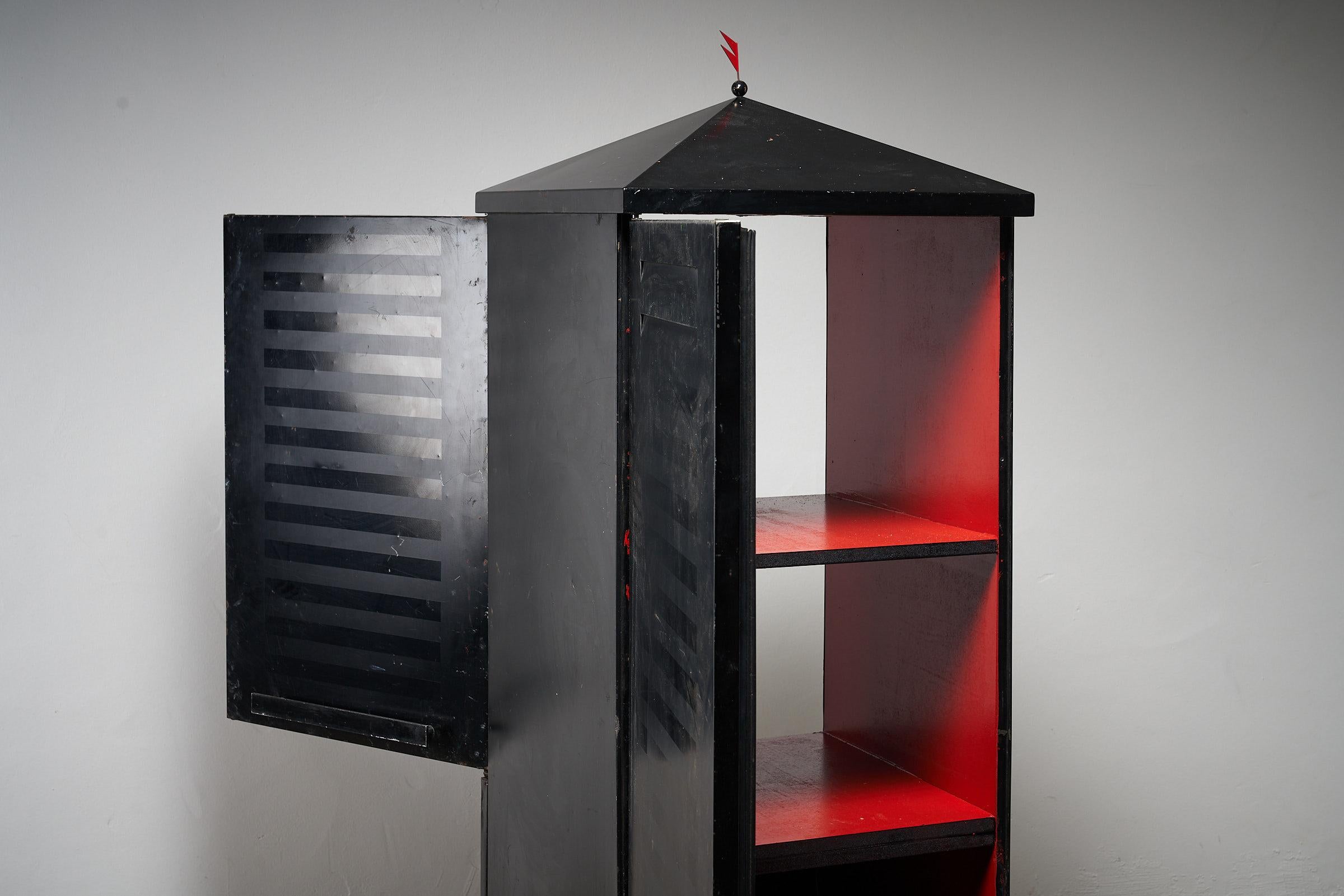 FRIGORIFERO DELLA COLLEZIONE MAGHI DI ROBERTO PEZZETTA PER ZANUSSI, ANNI '80. Si trasforma in un mobile multifunzionale che si apre su entrambi i lati.