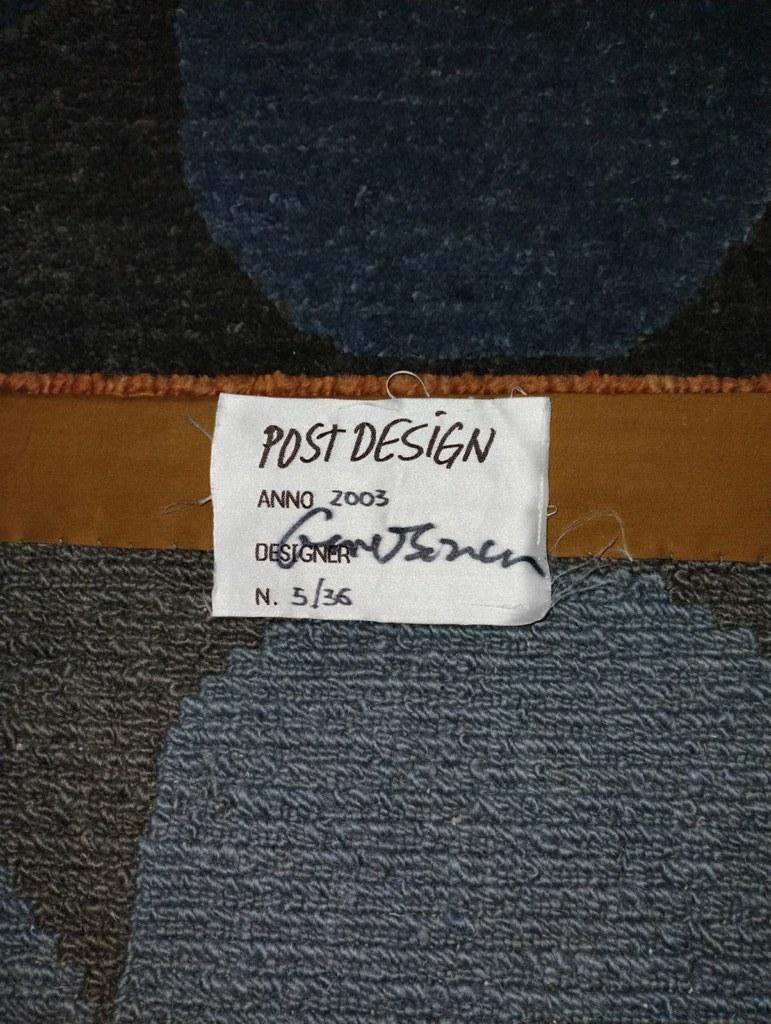 Questo tappeto di grande effetto ed eleganza proviene da un'edizione limitata di 36 esemplari (la nostra è l'edizione n. 5 di 36, firmata a mano dall'artista/designer George J Sowden, uno dei membri originali di MEMPHIS del 1981).  È interamente