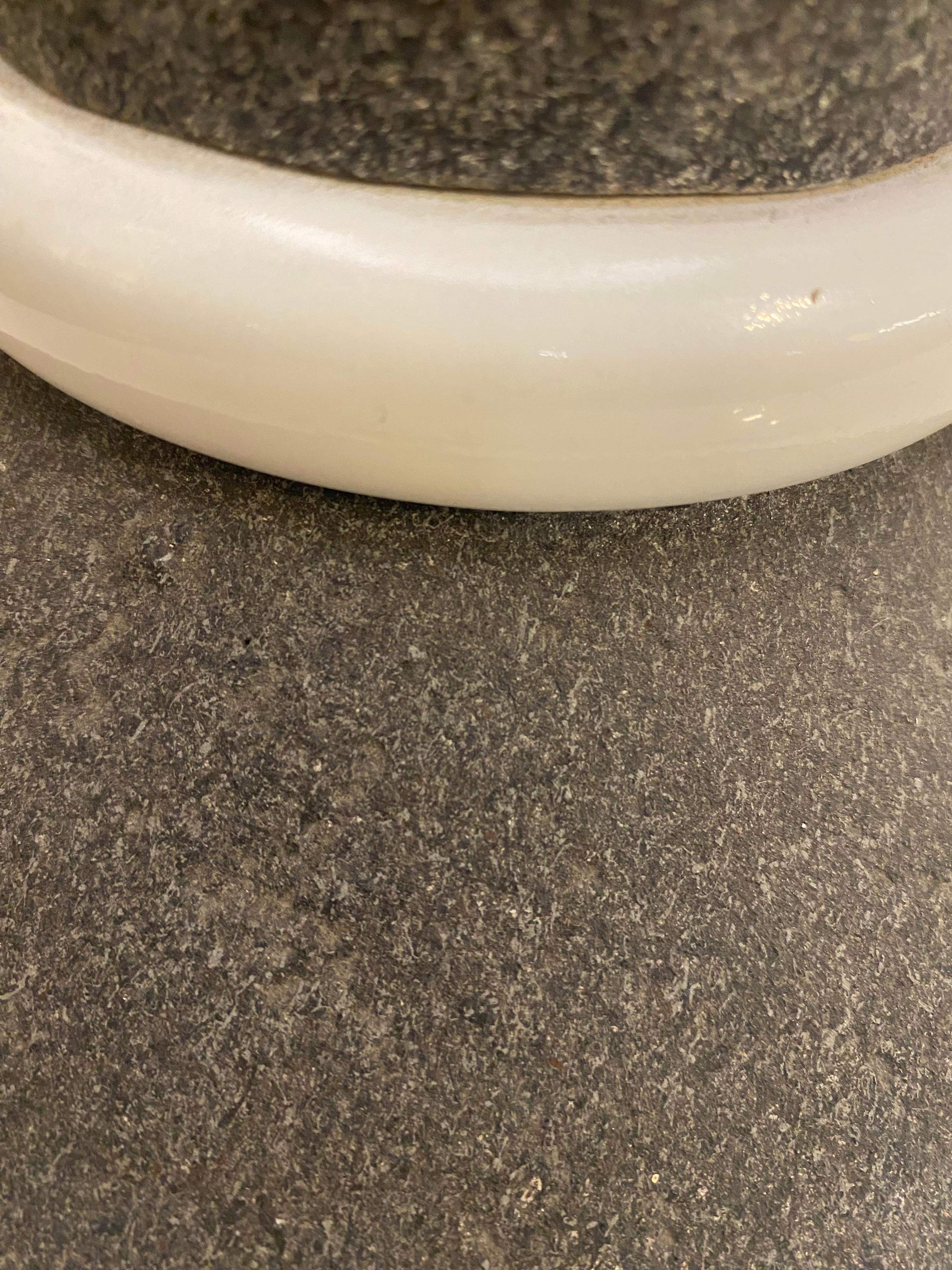 Lámpara de mesa de resina gris y blanca Memphis Moderno de mediados de siglo en venta