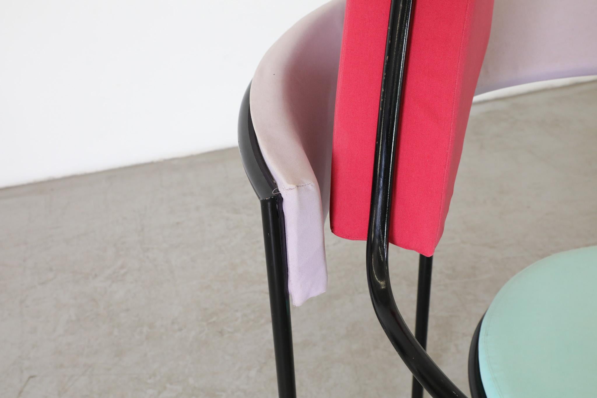Chaise sculpturale Memphis à haut dossier avec coussins rouges, violets et en mousse de mer en vente 5