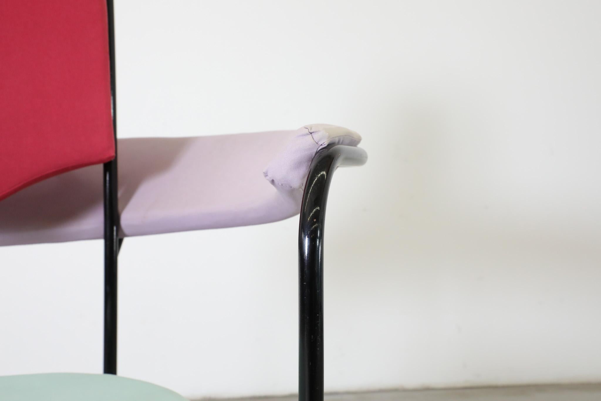 Chaise sculpturale Memphis à haut dossier avec coussins rouges, violets et en mousse de mer en vente 10