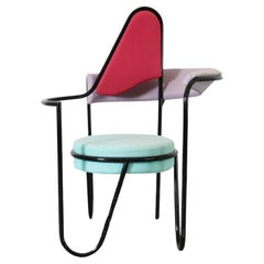 Skulpturaler Memphis-Stuhl mit hoher Rückenlehne und roten, lila und Meeresschaum-Kissen