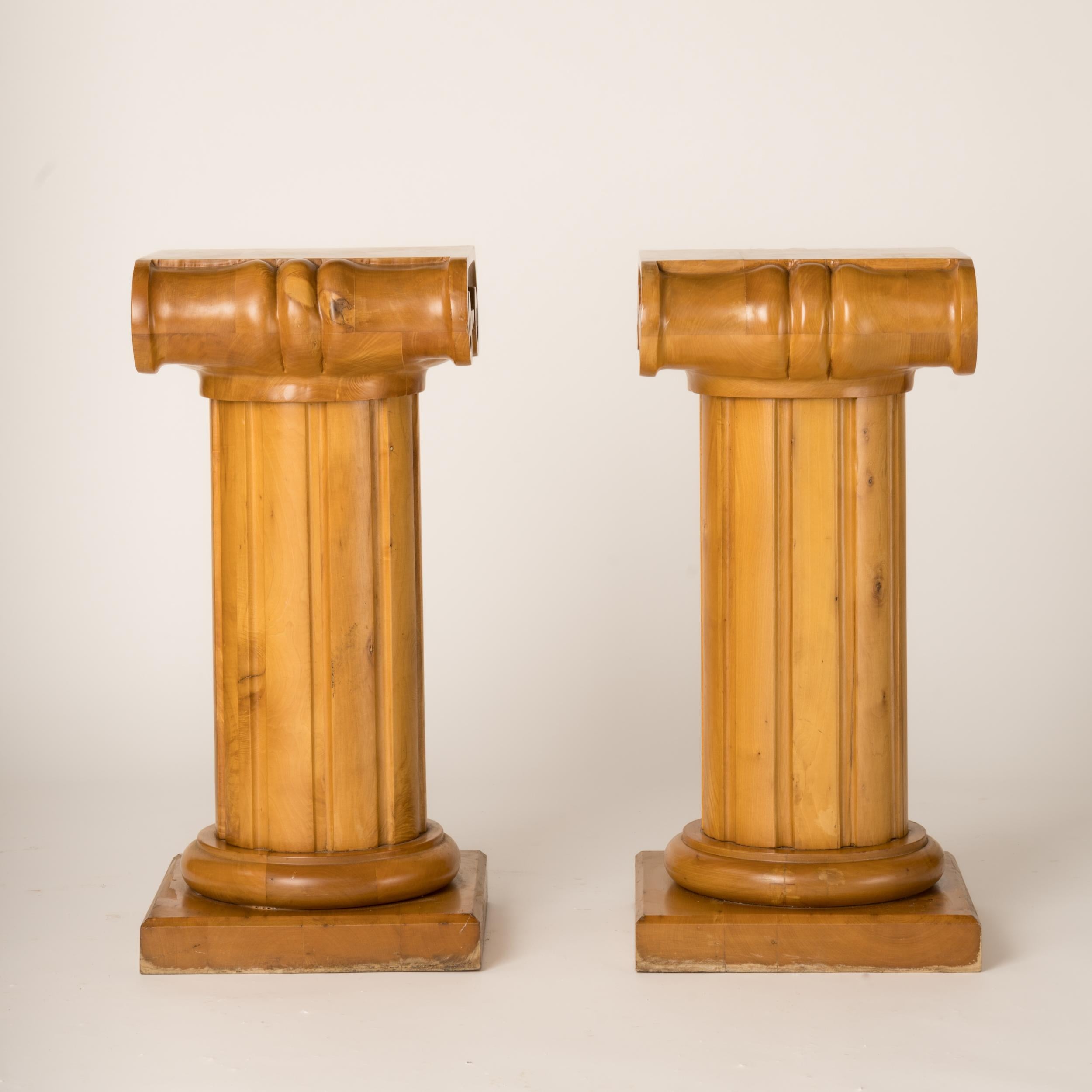 Italian Memphis Inspired Solid Sycamore Ionic Pedestals or Gueridon, Italy 1970's For Sale