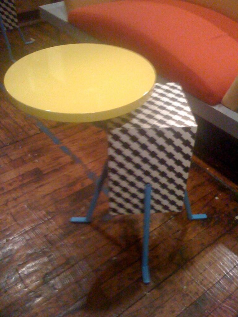 Postmoderne Table d'appoint MEMPHIS 