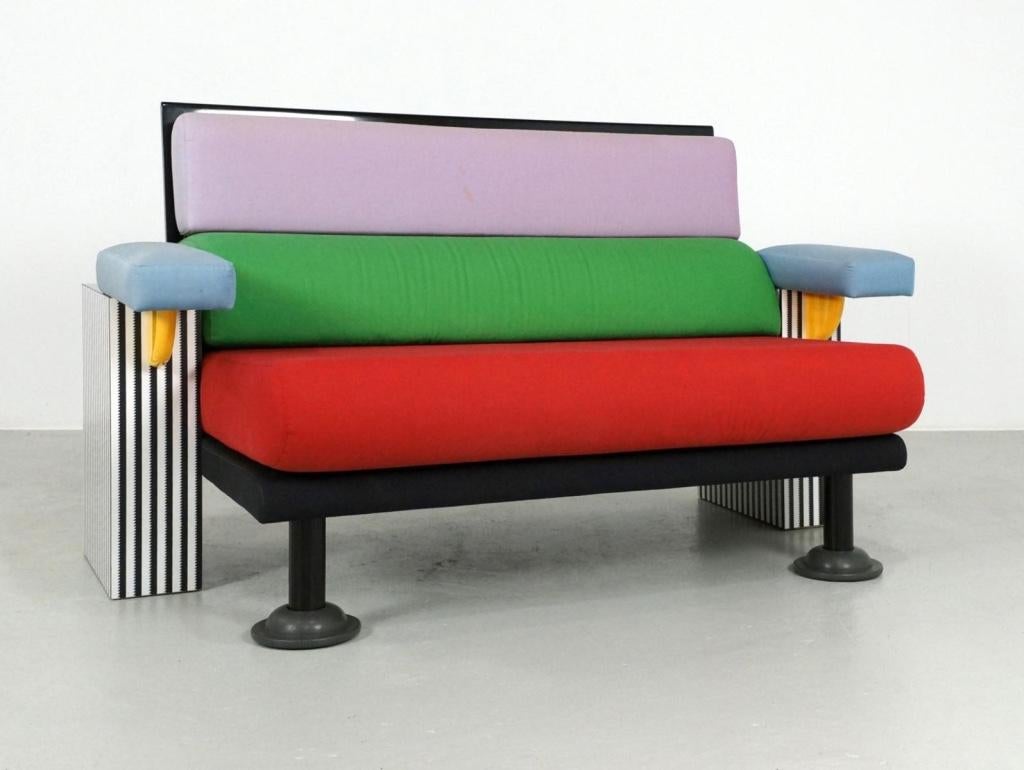 Conçu par Michele De Lucchi en 1982, ce superbe objet de décoration fonctionnel offrira une assise confortable à un intérieur éclectique, tout en étant un magnifique accent coloré pour enrichir un intérieur contemporain. La structure en bois, métal