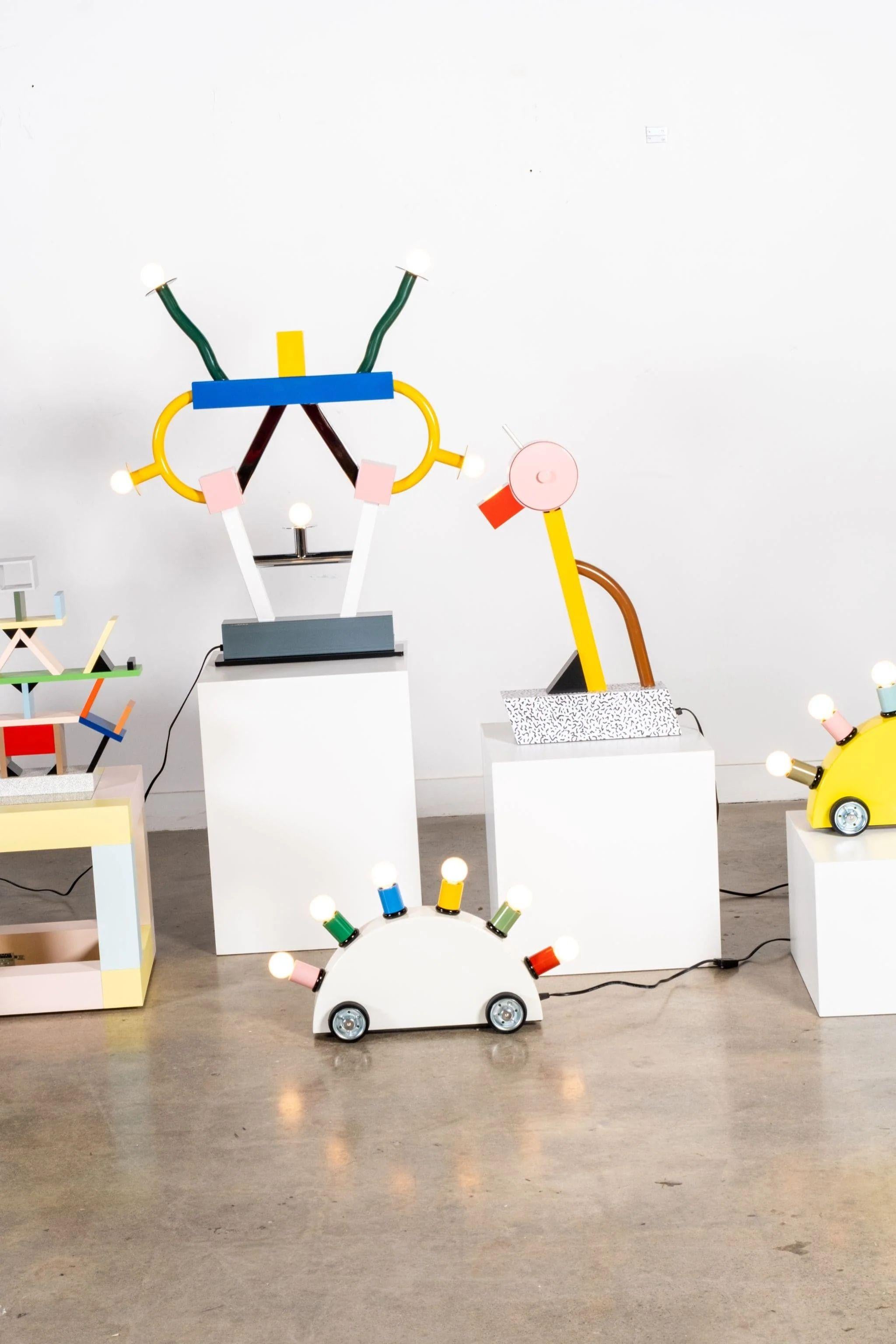 Ashoka d'Ettore Sottsass, nommé d'après l'ancien empereur de l'empire mauryen, se présente comme un empilement instable de formes géométriques ludiques. Apparemment 