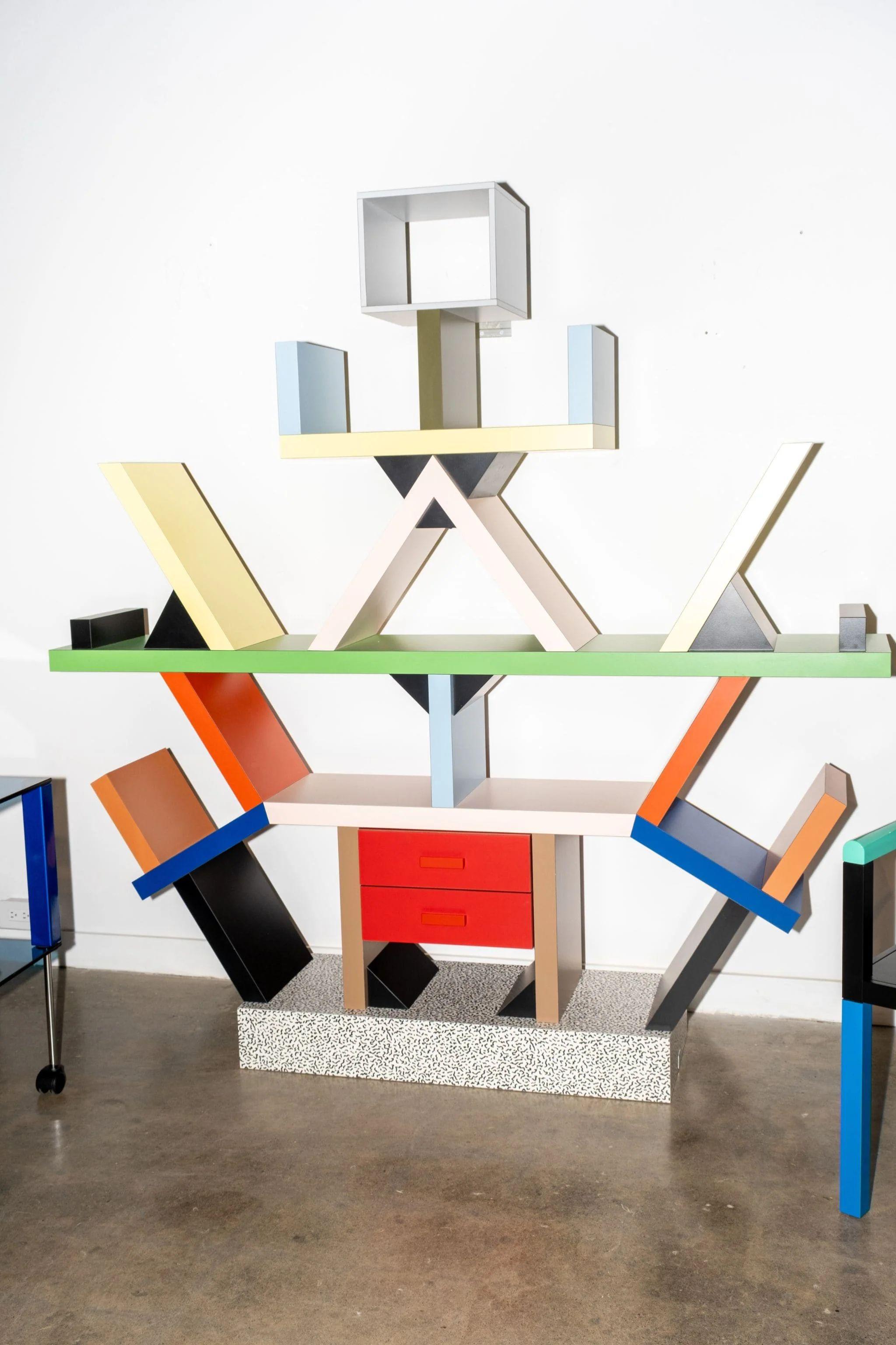 Icona assoluta di Memphis Group, disegnata da Ettore Sottsass nel 1981, Carlton rappresenta appieno l'intenzione programmatica del gruppo: il desiderio di trasgredire con uno spirito irriverente, eterodosso e consapevole, le regole del 