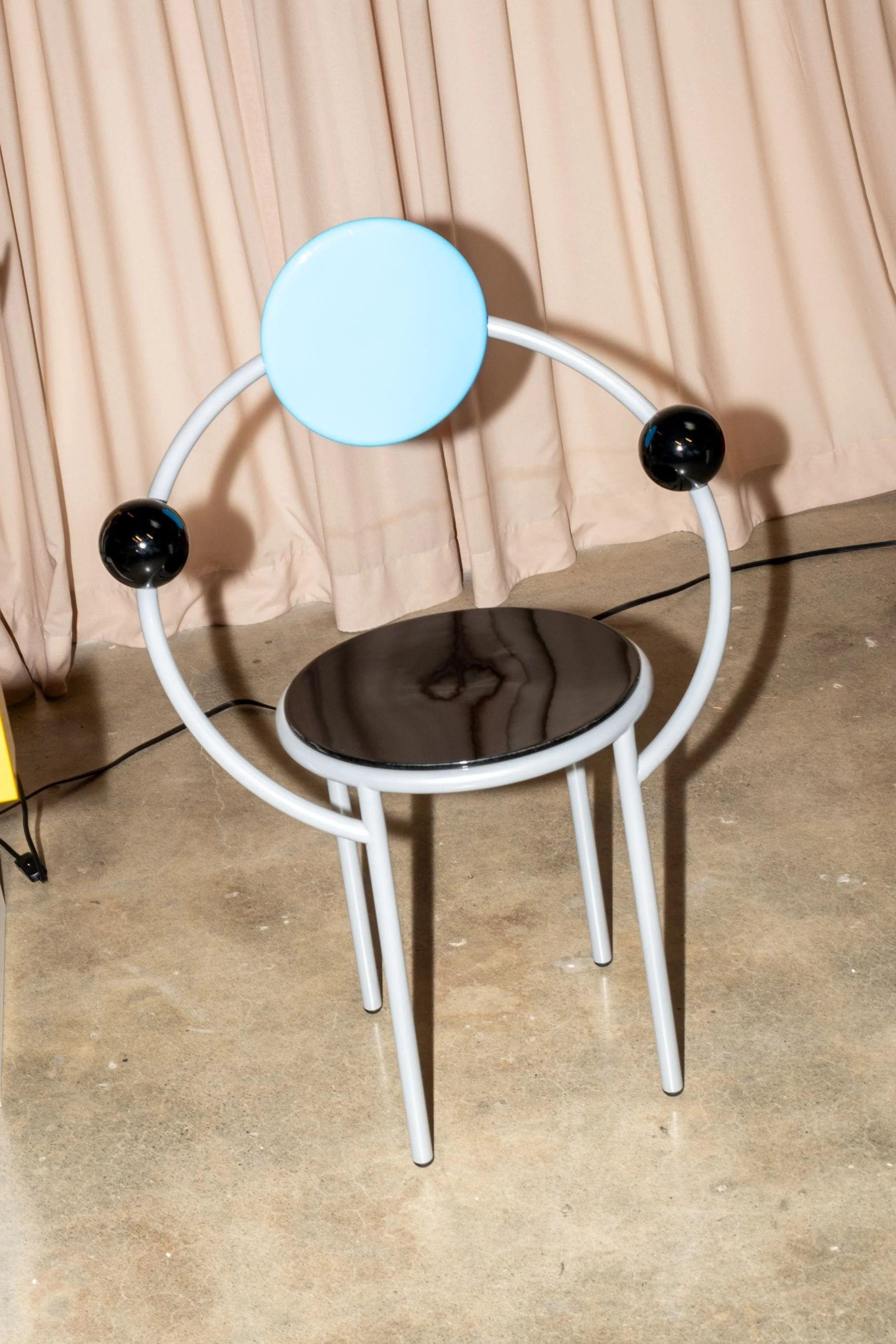 With First, Michele De Lucchi seems to pay homage to Alexander Calder in the lightness and mobility of the forms. The seat was designed to be easily assembled and replicated: manufactured in small series, it reinterprets in Memphis style the perfect