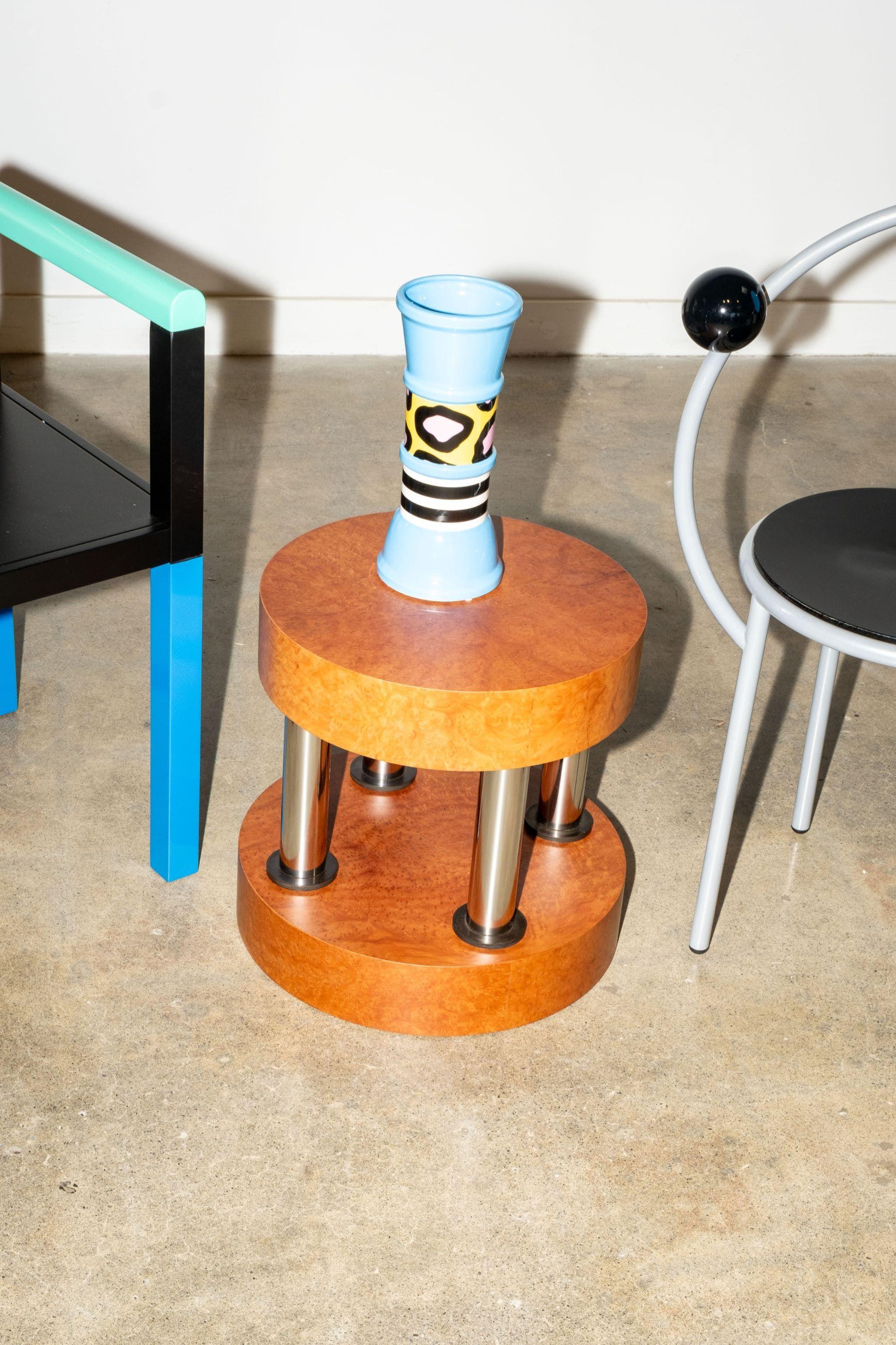 Imposing and superb, Hyatt by Ettore Sottsass evokes the structure of the classical column with the “capital” equal to the base. A side table that certainly does not go unnoticed for its opulence and the use of fine materials. 