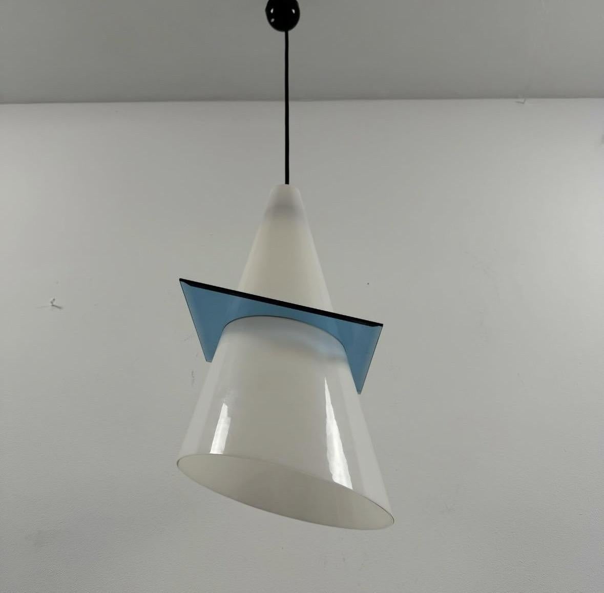 Iconique, attribuée dans la cataloque du Design italien 1995-2025 Memphis Milano lampe originale de Franco Raggi et Daniela Puppa pour Fontanna Arte /1980