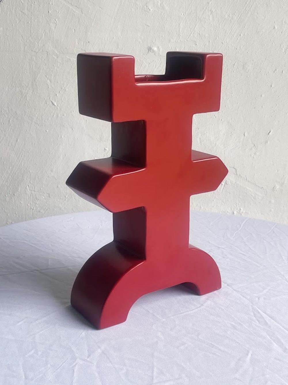 Ce vase en céramique, intitulé Maya, a été conçu dans les années 1990 par Luciano Florio Paccagnella pour Florio Ceramica, dans le contexte créatif du mouvement Memphis Milano.

Cette pièce illustre l'esprit audacieux et ludique du design de