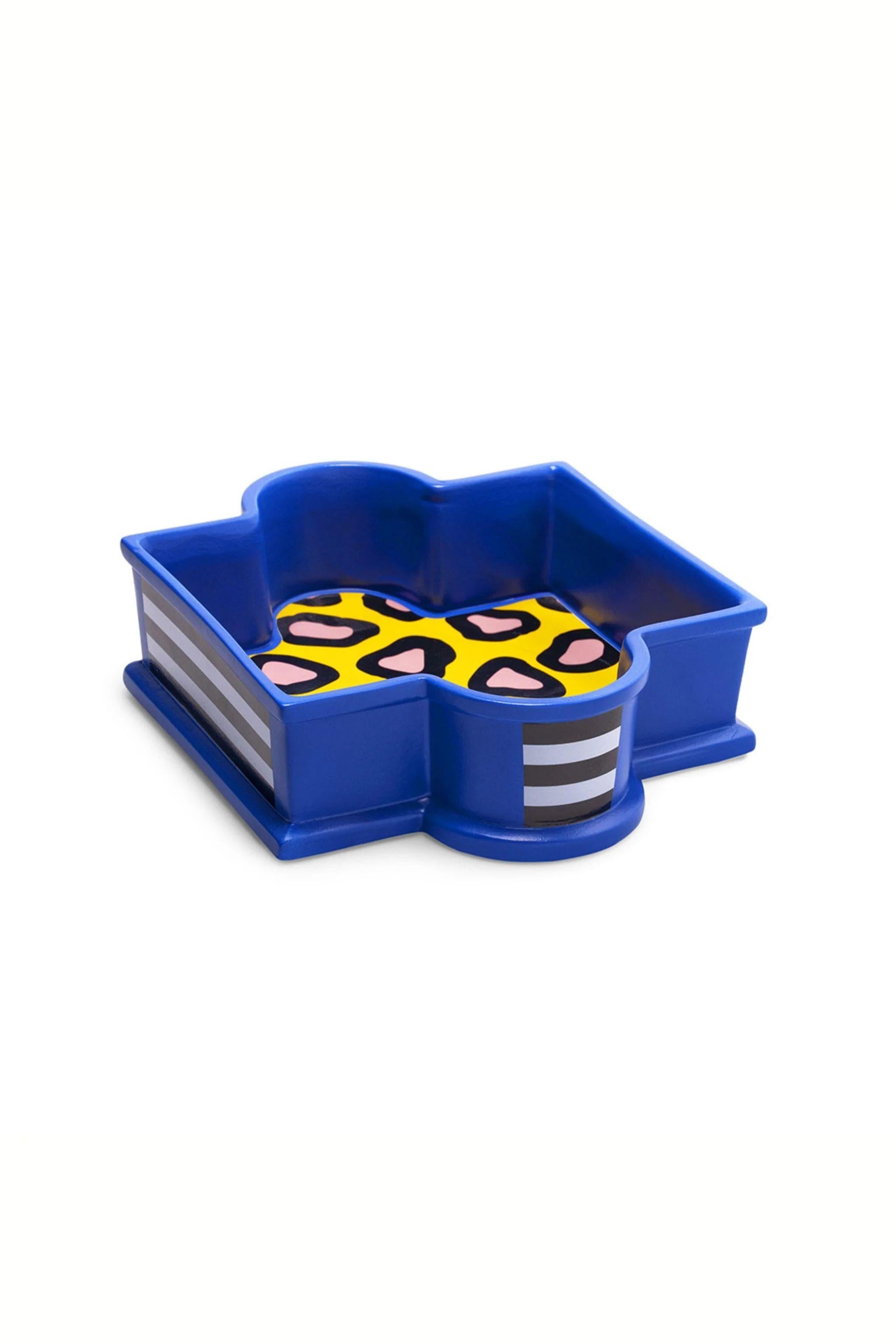 Onion est un porte-fruits de Nathalie Du Pasquier - ironiquement nommé non pas d'après le fruit, mais d'après le légume - réalisé en céramique et présentant un motif décoratif vivant de taches roses avec des contours noirs sur un fond jaune.

Coupe