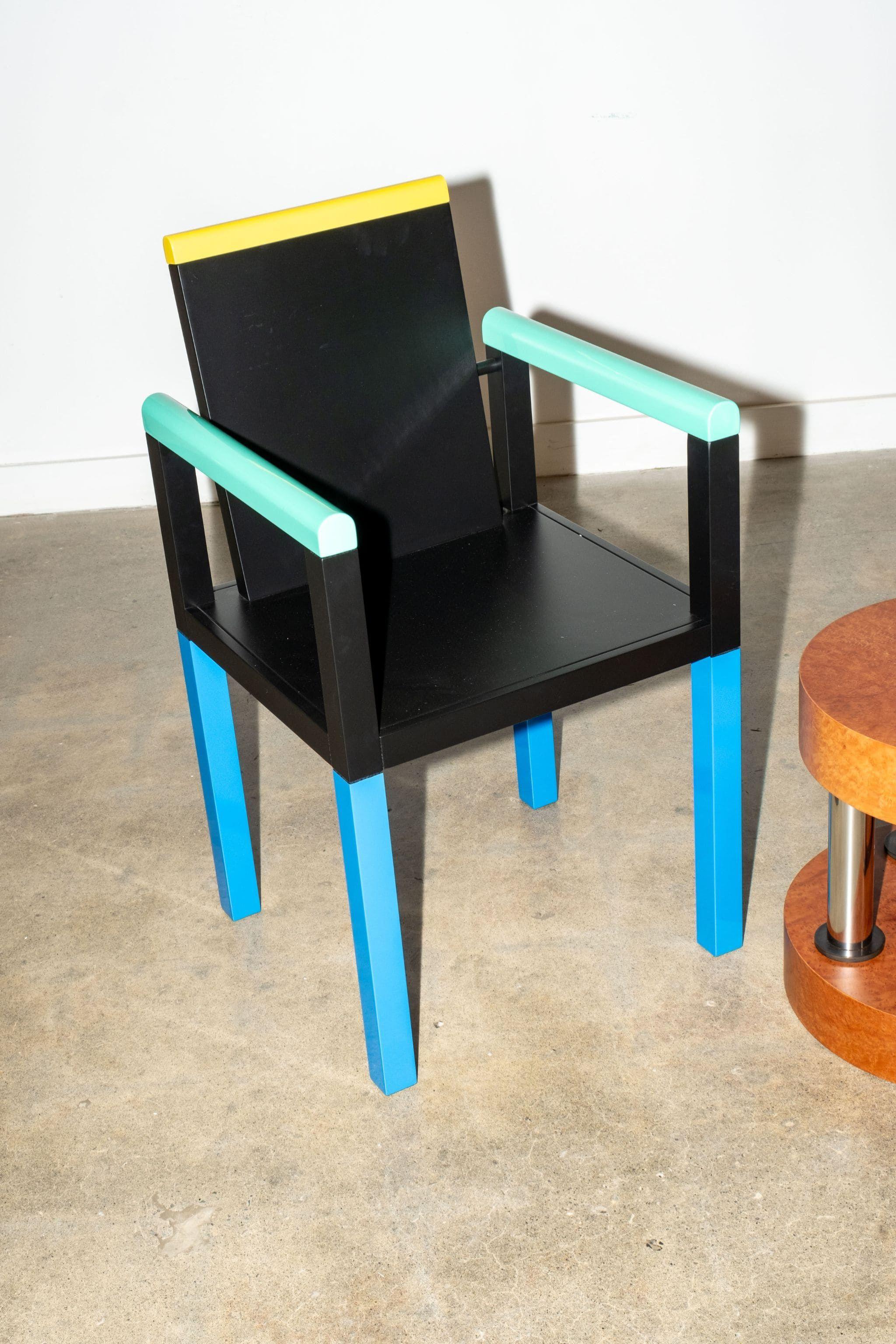 La solennità e l'essenzialità di Palace di George J. Sowden rendono questa sedia una vera e propria icona della trasformazione silenziosa di Memphis. Palace reinterpreta le forme razionaliste del design citando le linee pulite del Bauhaus,